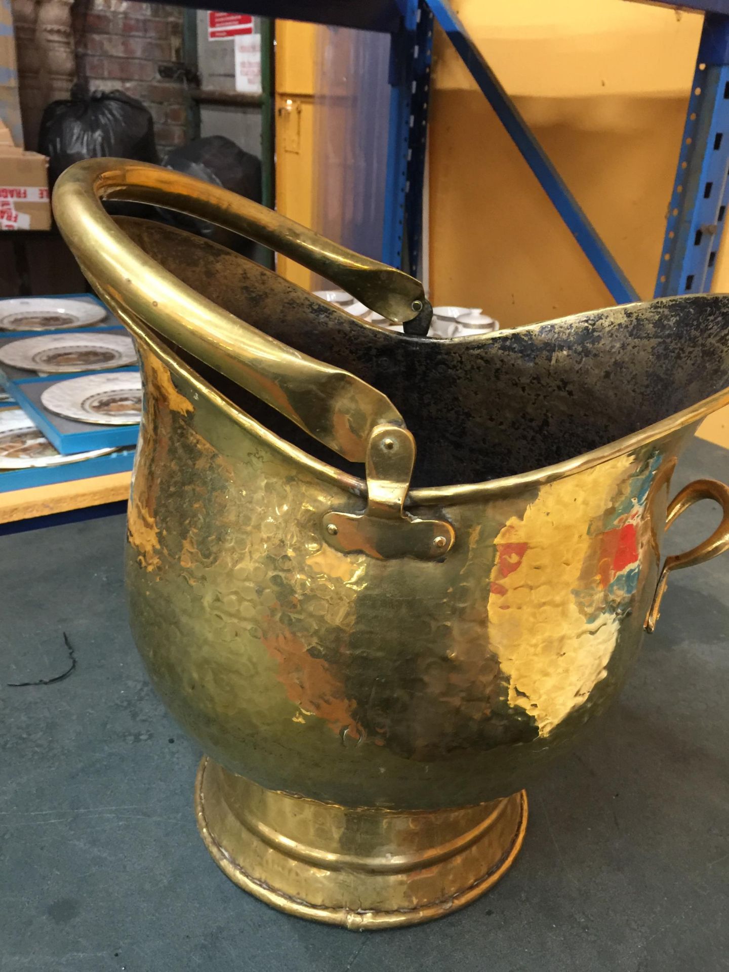 A VINTAGE BRASS COAL BUCKET WITH SWING HANDLE