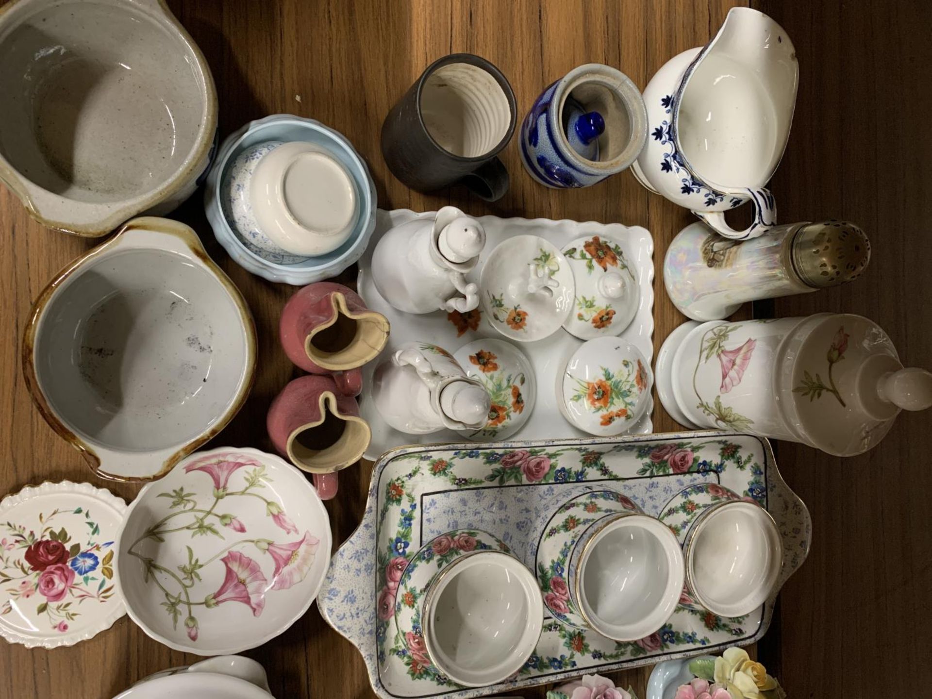 A LARGE QUANTITY OF CERAMIC ITEMS TO INCLUDE TRAYS, BOWLS, TRINKET DISHES, FLORAL POSIES, A DRESSING - Bild 2 aus 3