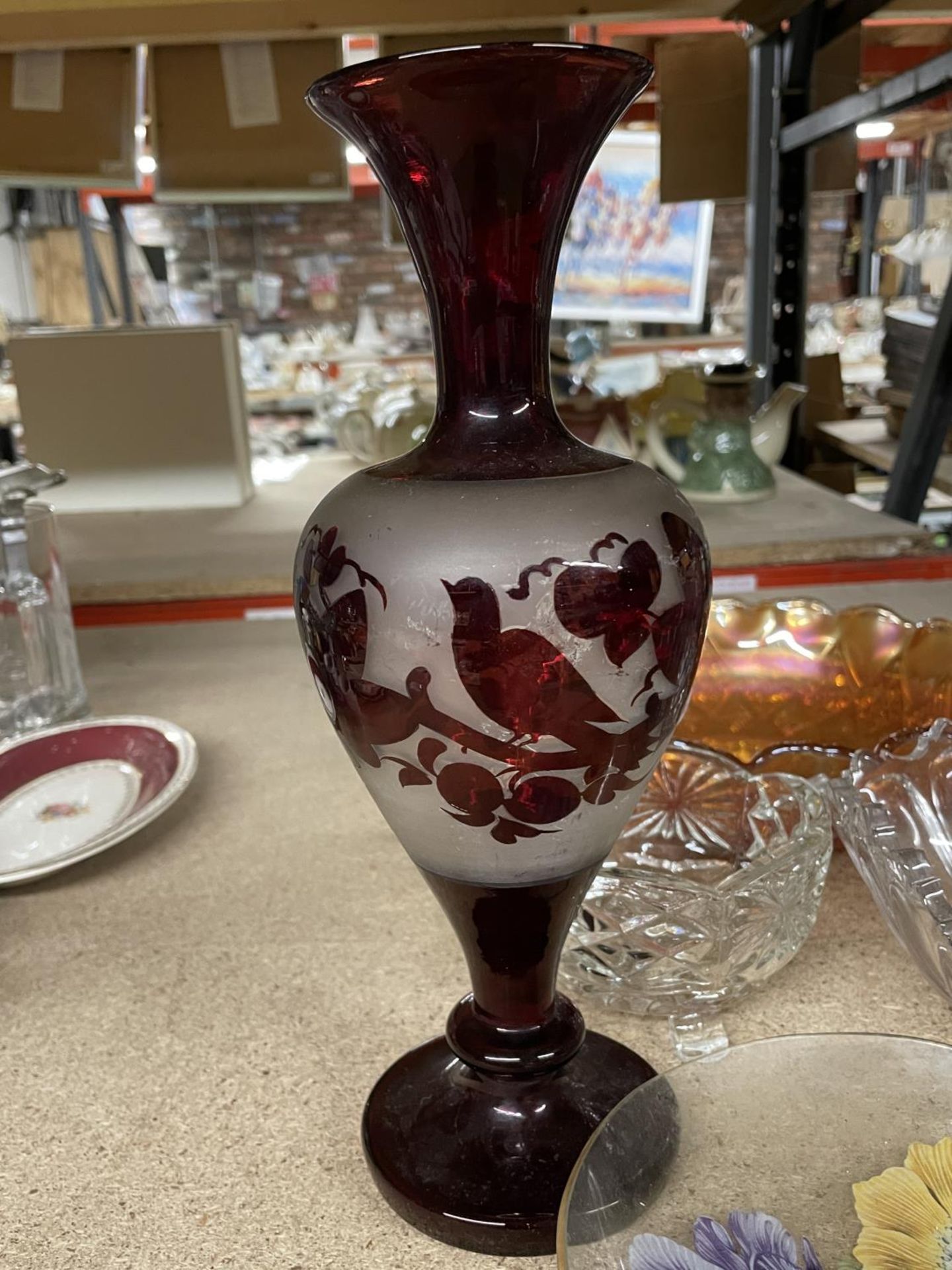 A QUANTITY OF COLOURED AND CLEAR GLASSWARE TO INCLUDE A CRANBERRY VASE WITH BIRD DECORATION, - Image 2 of 3