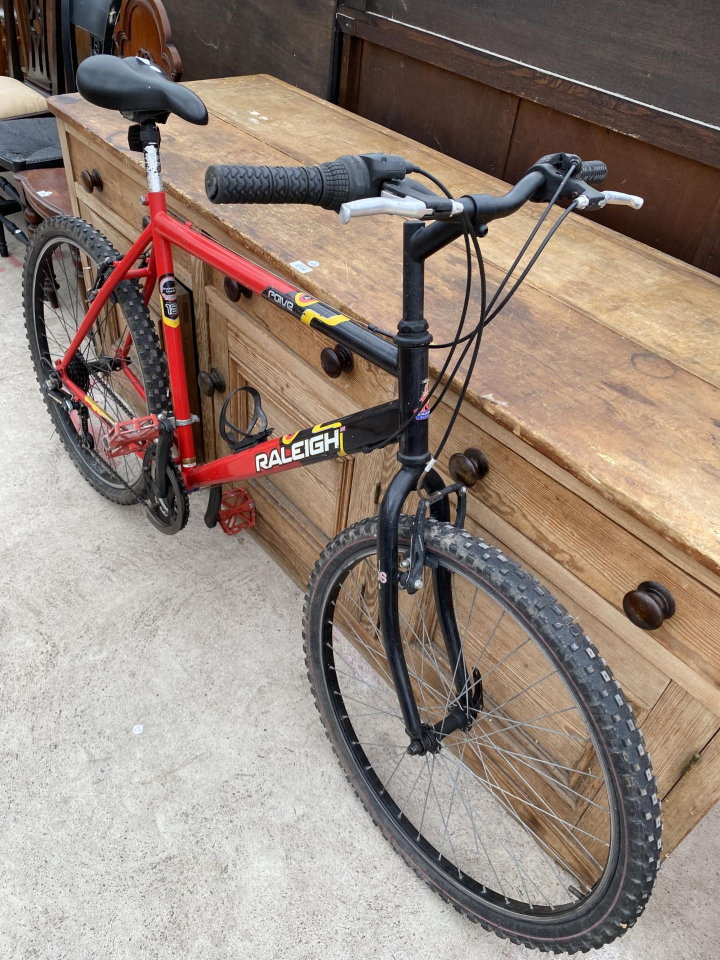 A RALEIGH GENTS BIKE WITH 18 SPEED SHIMANO GEAR SYSTEM - Image 3 of 3