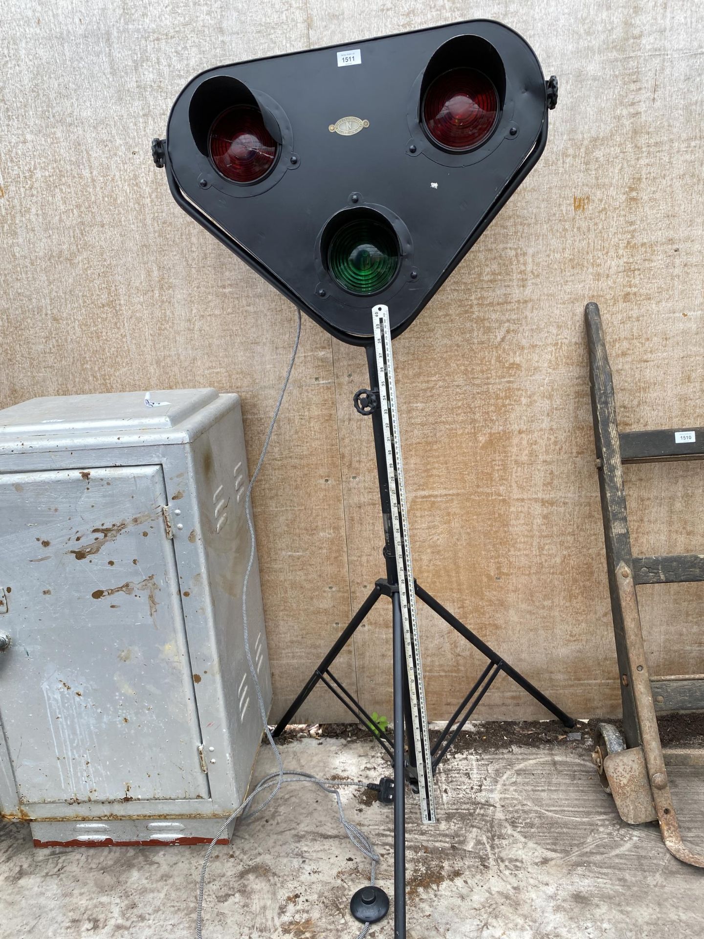 A 'NOBLE LIGHTING COMPANY' TRAIN SIGNAL STYLE LIGHT WITH TRIPOD BASE - Image 4 of 5