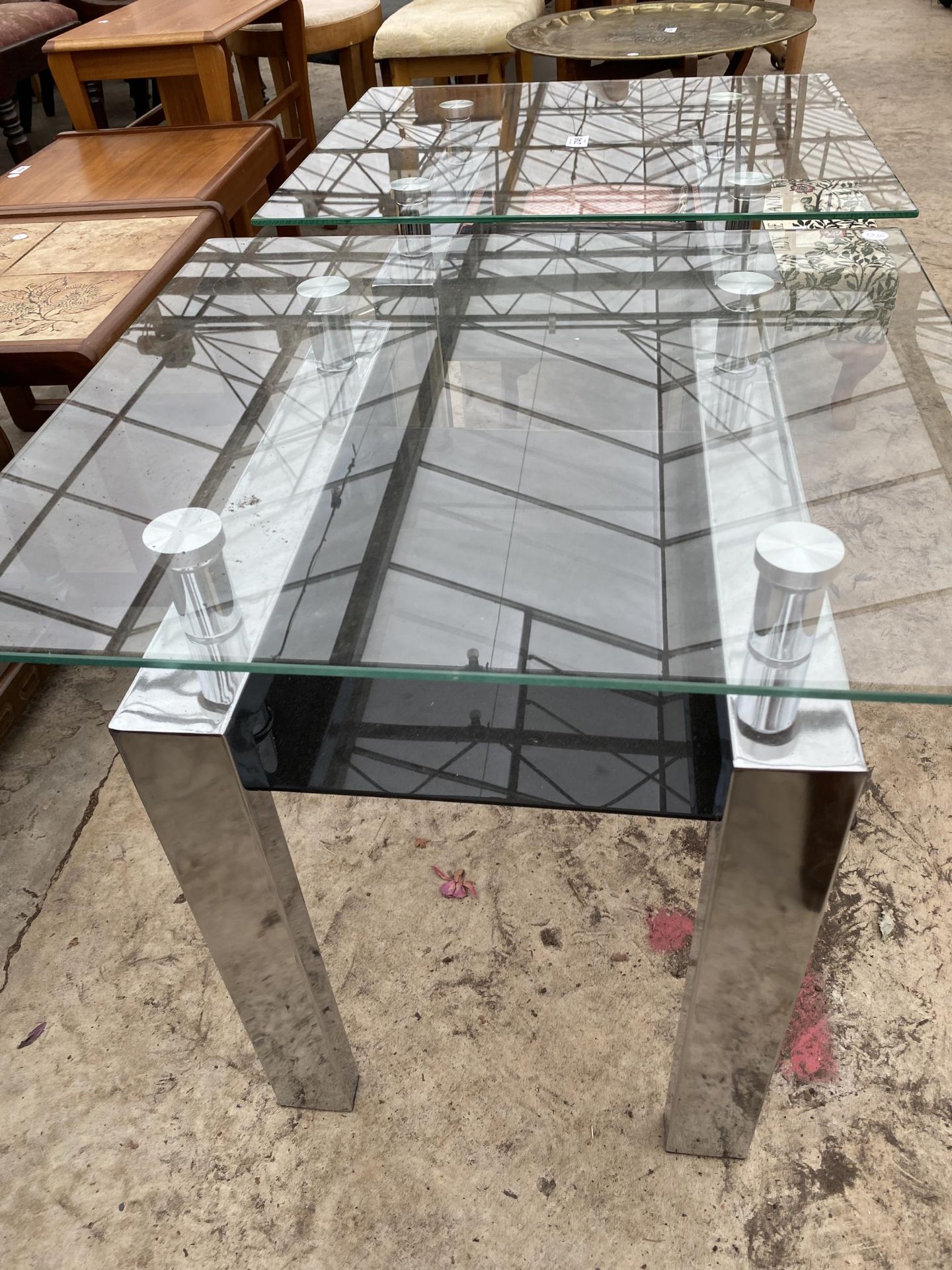A PAIR OF MODERN 19.5" SQUARE LAMP TABLES WITH GLASS TOP, ON CHROME FRAME - Bild 3 aus 3
