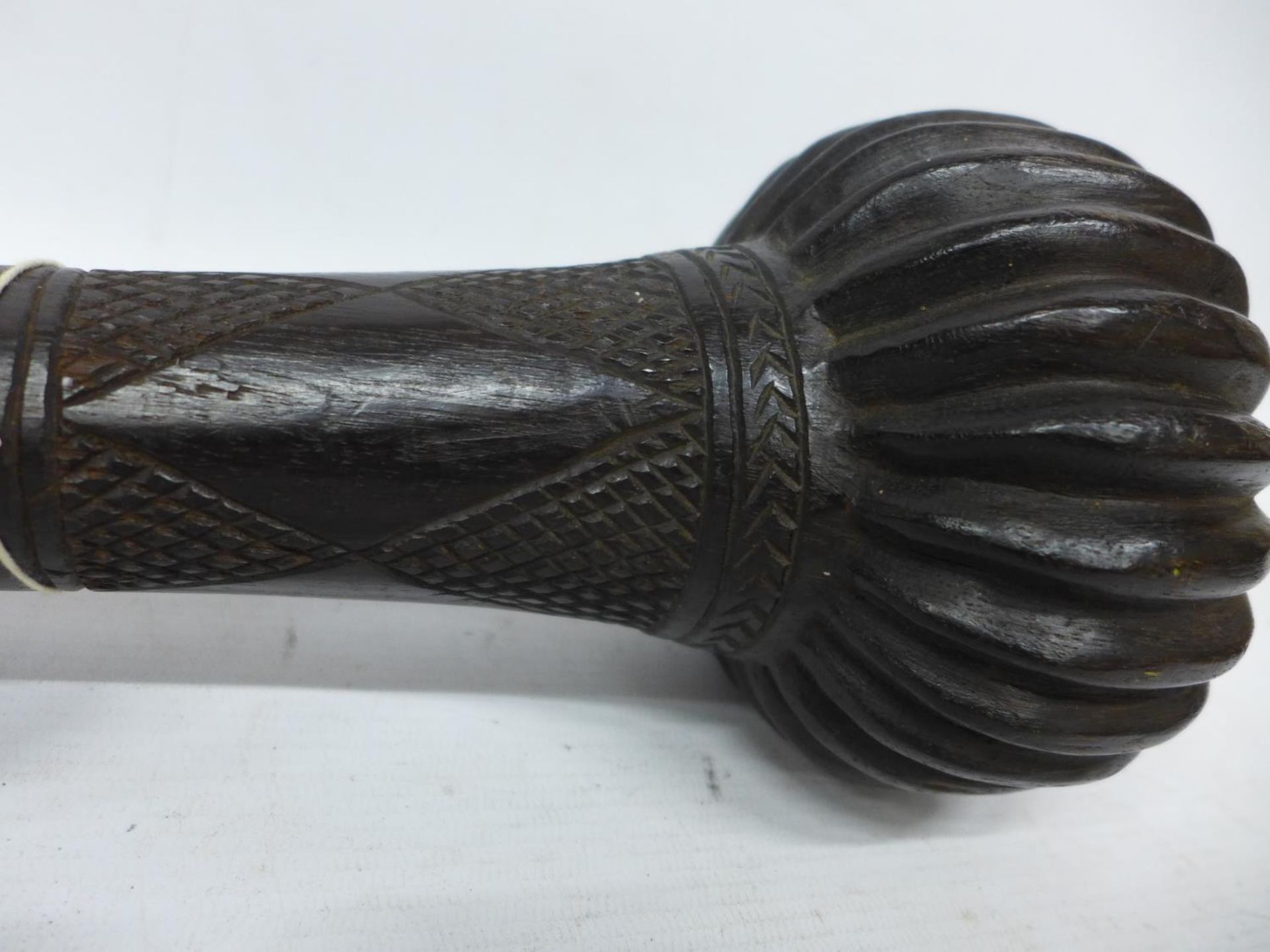 A FIJIAN ULA HARDWOOD THROWING CLUB, WITH CHIP CARVED DECORATION, LENGTH 49CM - Image 2 of 5