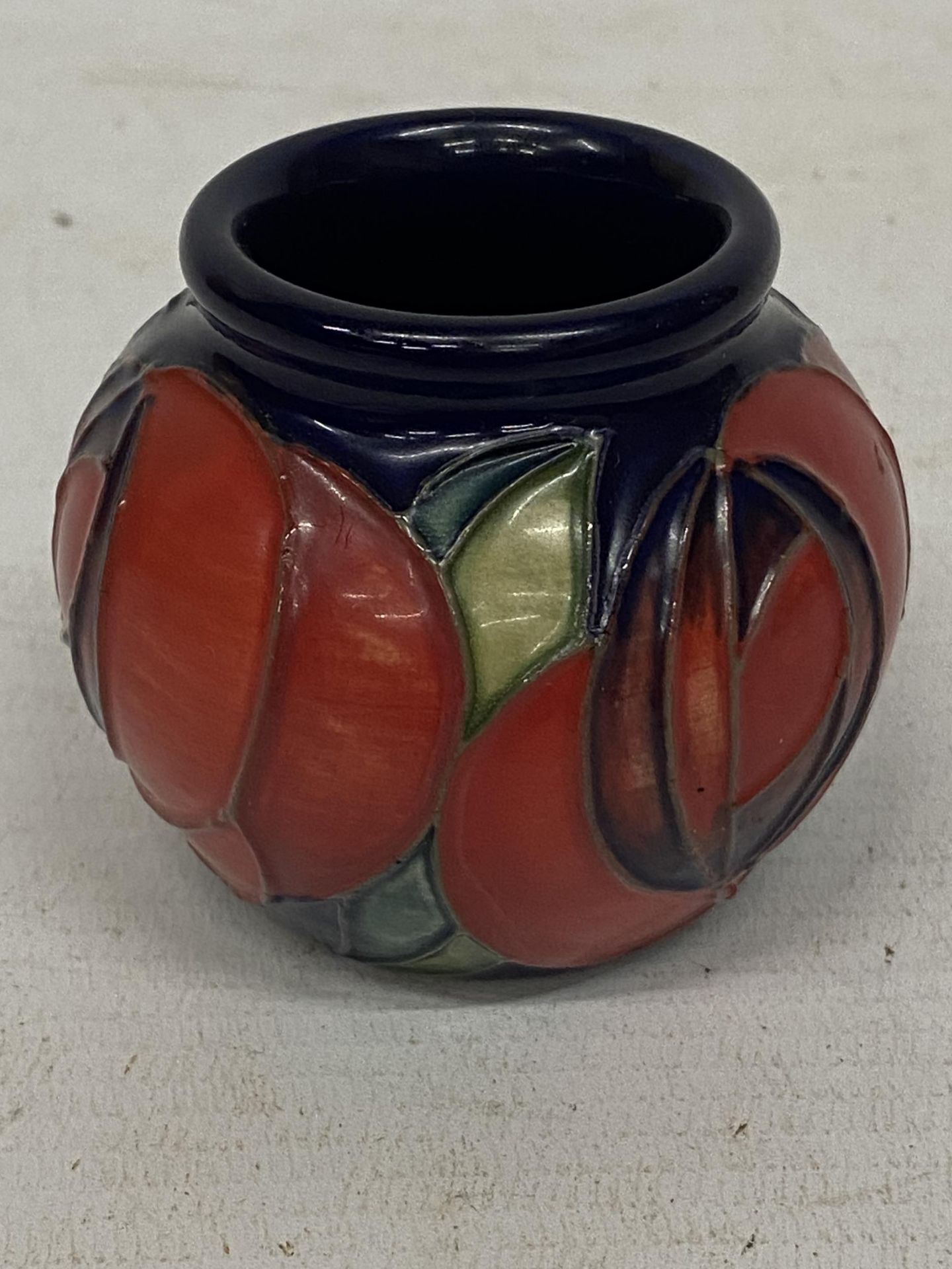 A MOORCROFT RED ROSE SMALL VASE / POT - Image 2 of 3