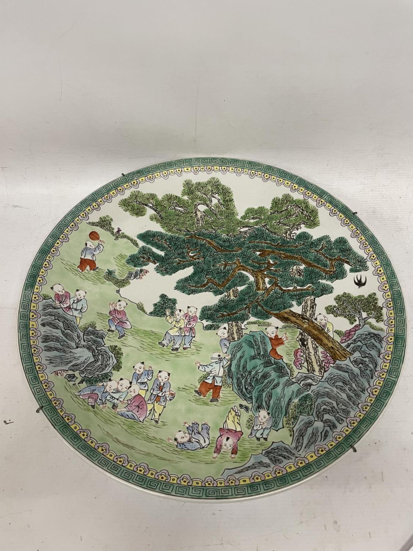 A LARGE CHINESE FAMILLE VERTE CHARGER WITH BOYS AT PLAY SCENE, FOUR CHARACTER MARK TO BASE