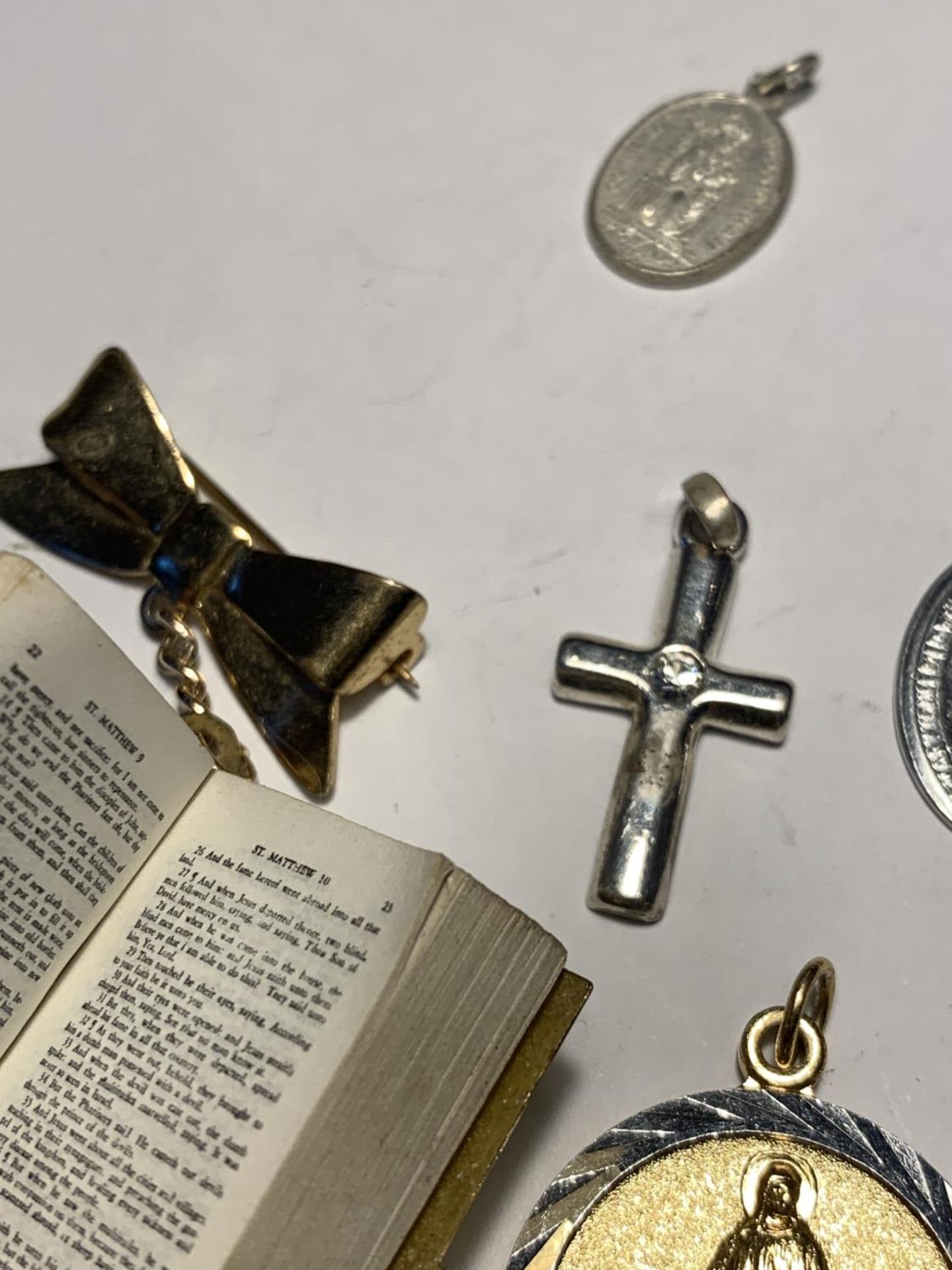 A QUANTITY OF RELIGIOUS ITEMS TO INCLUDE CROSS PENDANTS AND A NEW TESTAMENT BROOCH - Image 7 of 7