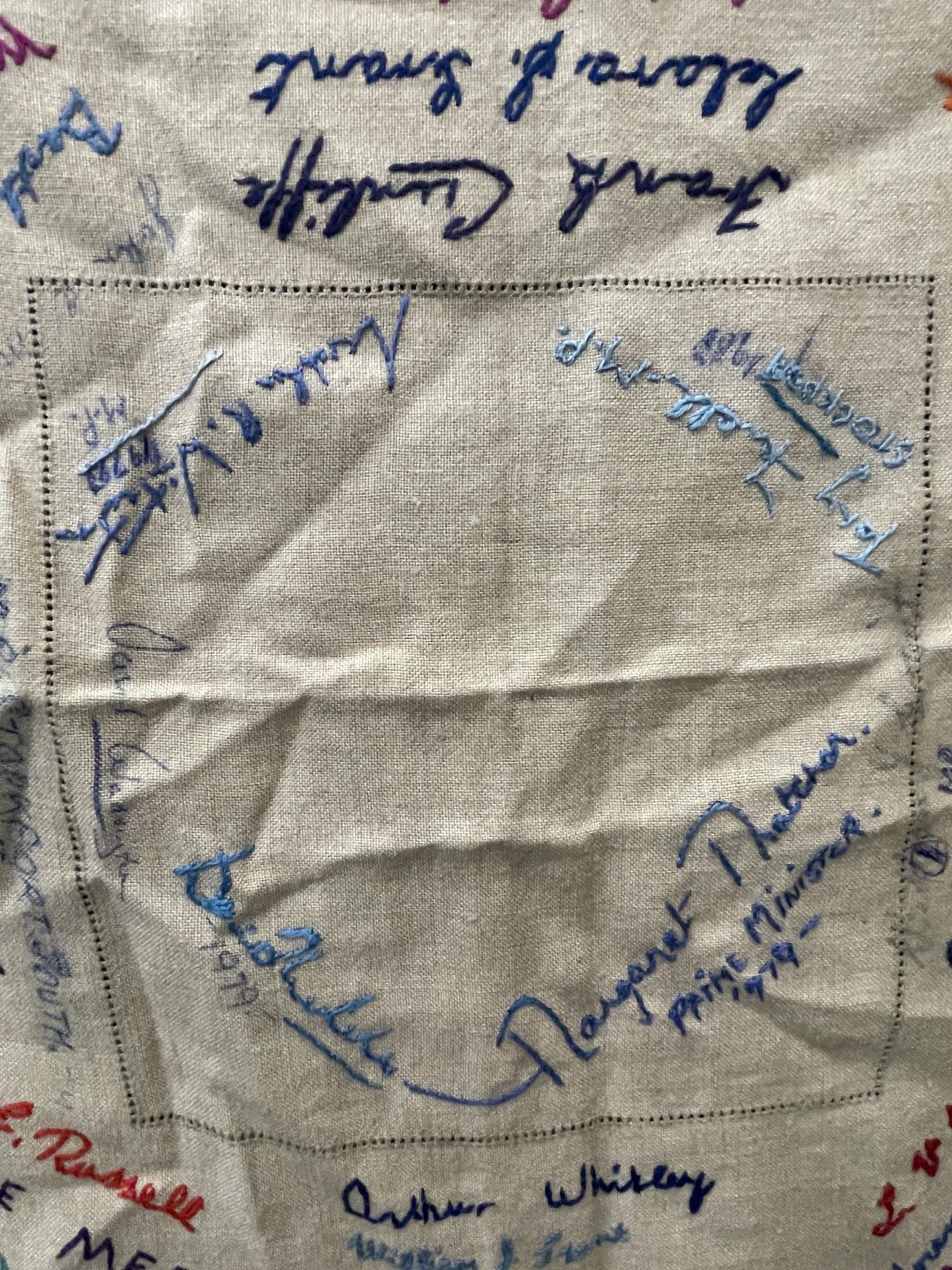 A LARGE VINTAGE CLOTH WITH SIGNATURES AND EMBROIDERED NAMES INCLUDING MARGARET THATCHER - Image 9 of 9