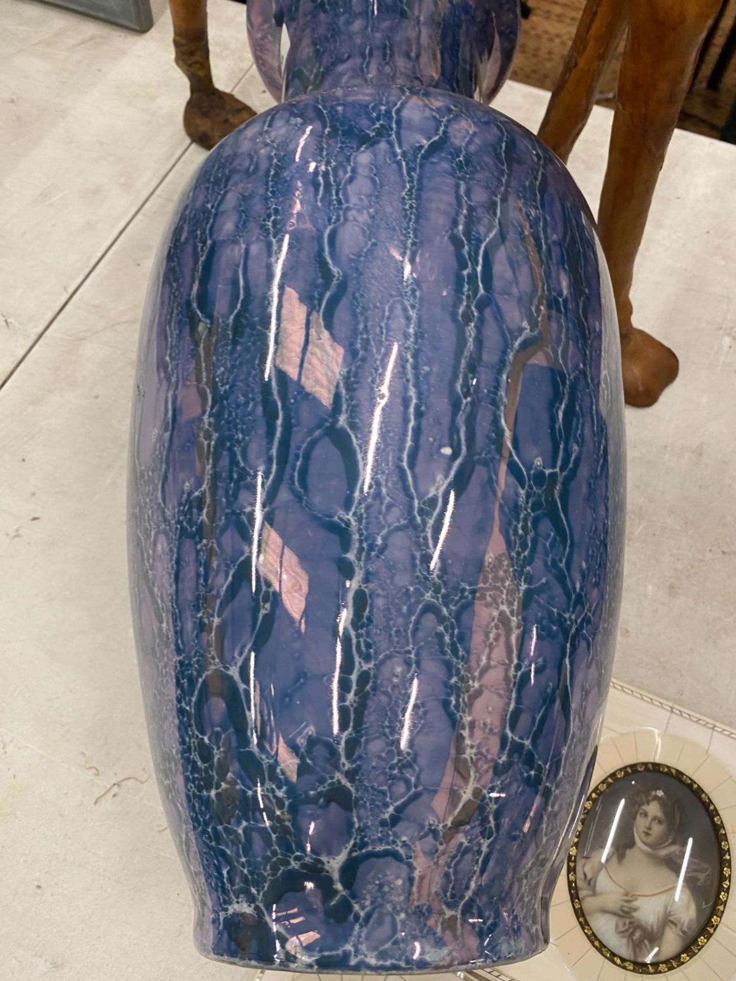 A LARGE LUSTRE WARE VASE, HEIGHT 45CM - Image 5 of 5