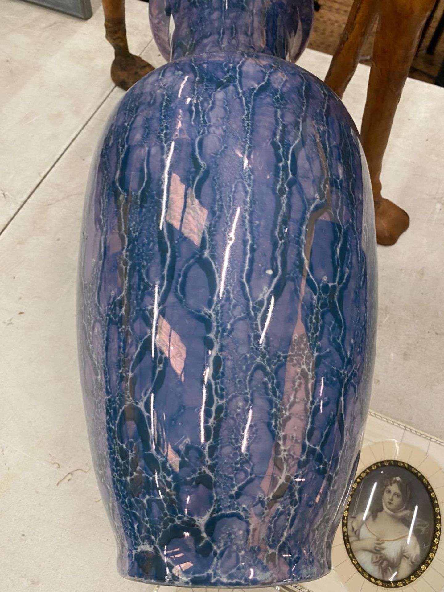 A LARGE LUSTRE WARE VASE, HEIGHT 45CM - Bild 5 aus 5