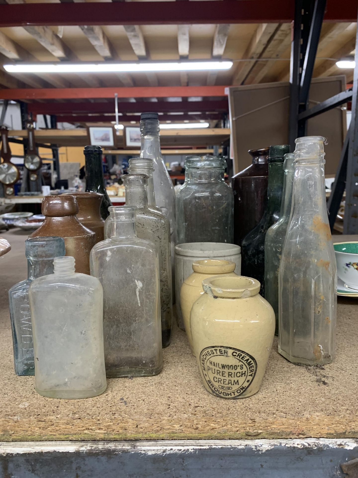 A COLLECTION OF VINTAGE GLASS AND CERAMIC BOTTLES - Image 2 of 4