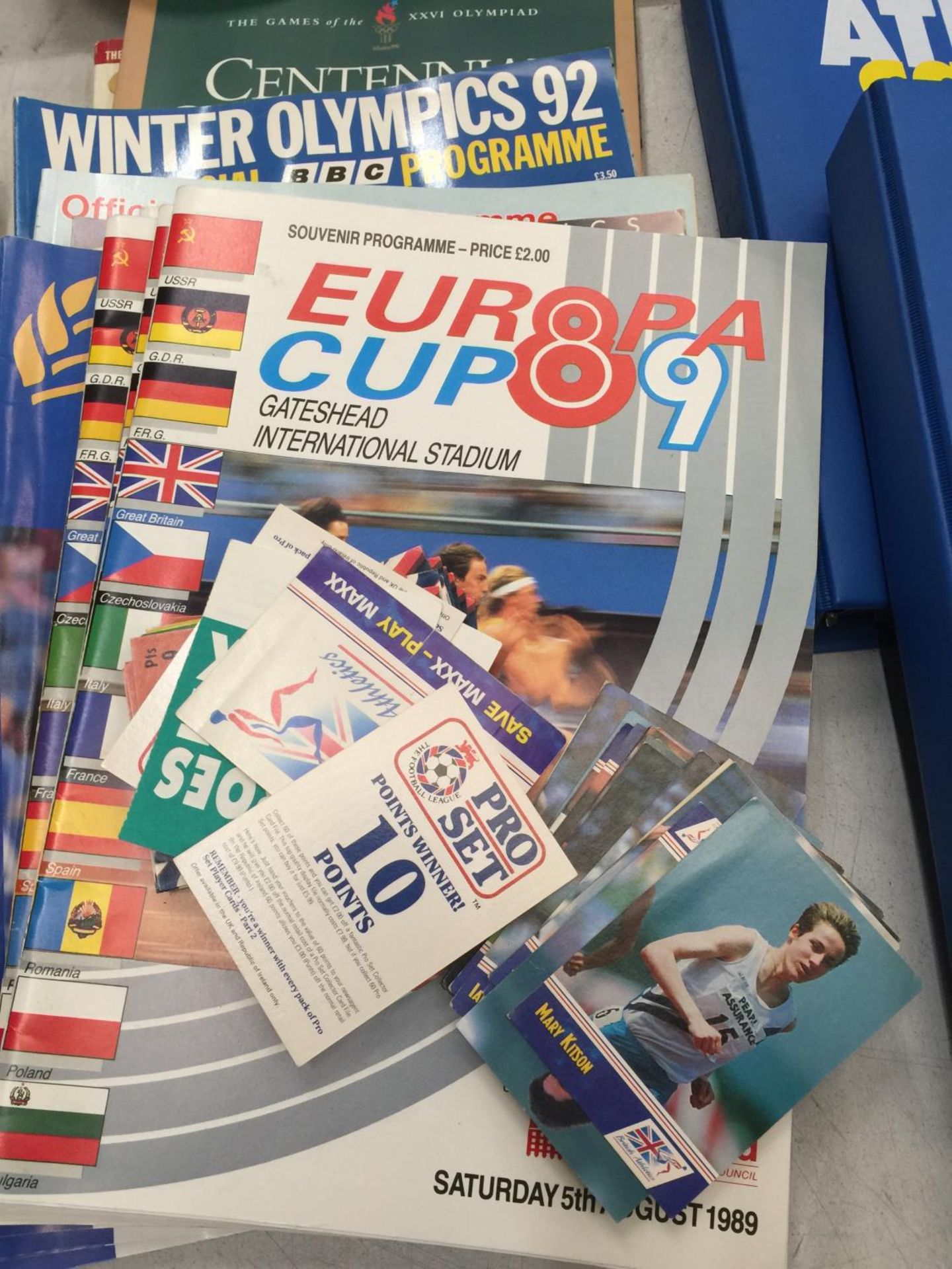 A LARGE QUANTITY OF ATHLETICS ITEMS TO INCLUDE MAXX CARDS, SOUVENIR PROGRAMMES, A SET OF TRANSIT - Image 5 of 5