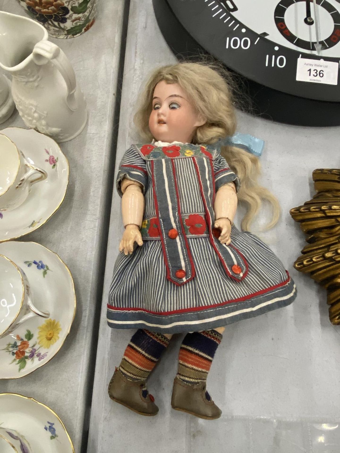 A VINTAGE CONTINENTAL DOLL WITH PORCELAIN HEAD AND BODY, ARTICULATED LIMBS, SLEEPY EYES IN