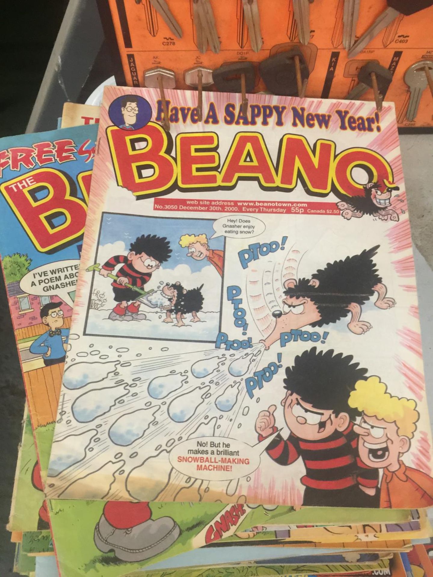 A LARGE COLLECTION OF THE DANDY AND BEANO COMICS - Bild 4 aus 5
