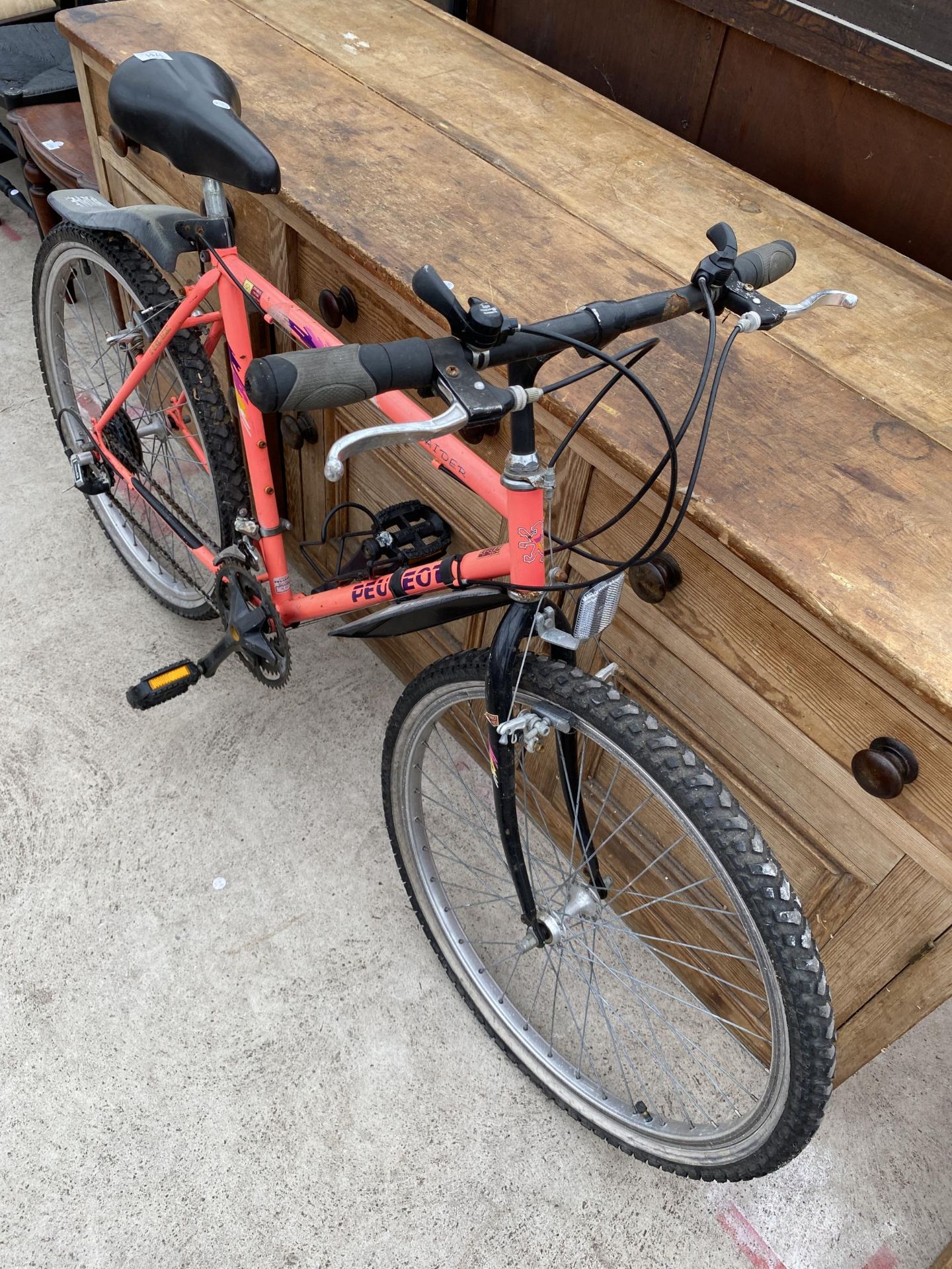 A GENTS PEUGEOT RAIDER BIKE WITH 18 SPEED SHIMANO GEAR SYSTEM - Image 3 of 3