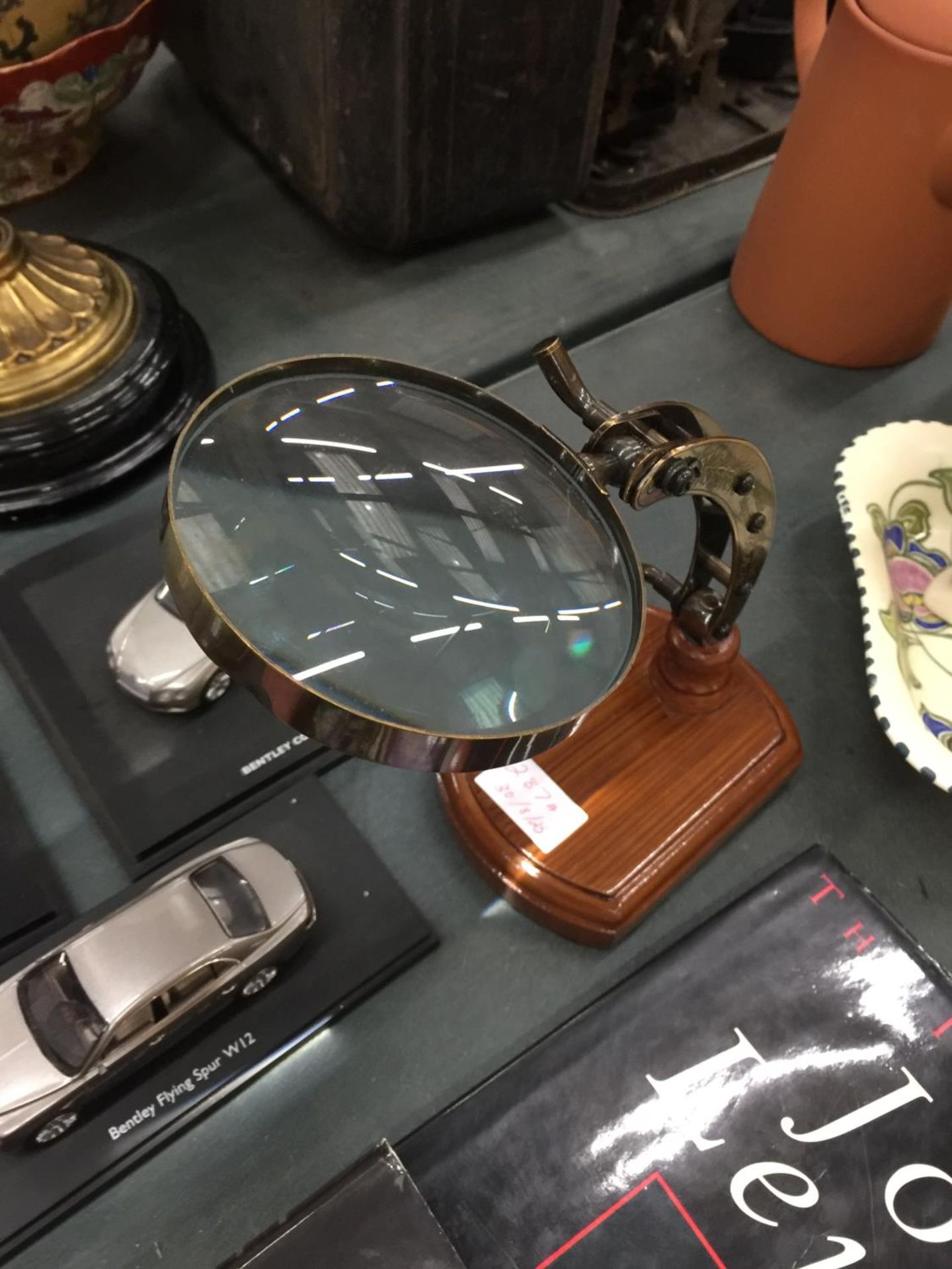 A BRASS MAGNIFYING GLASS ON WOODEN BASE - Image 3 of 3