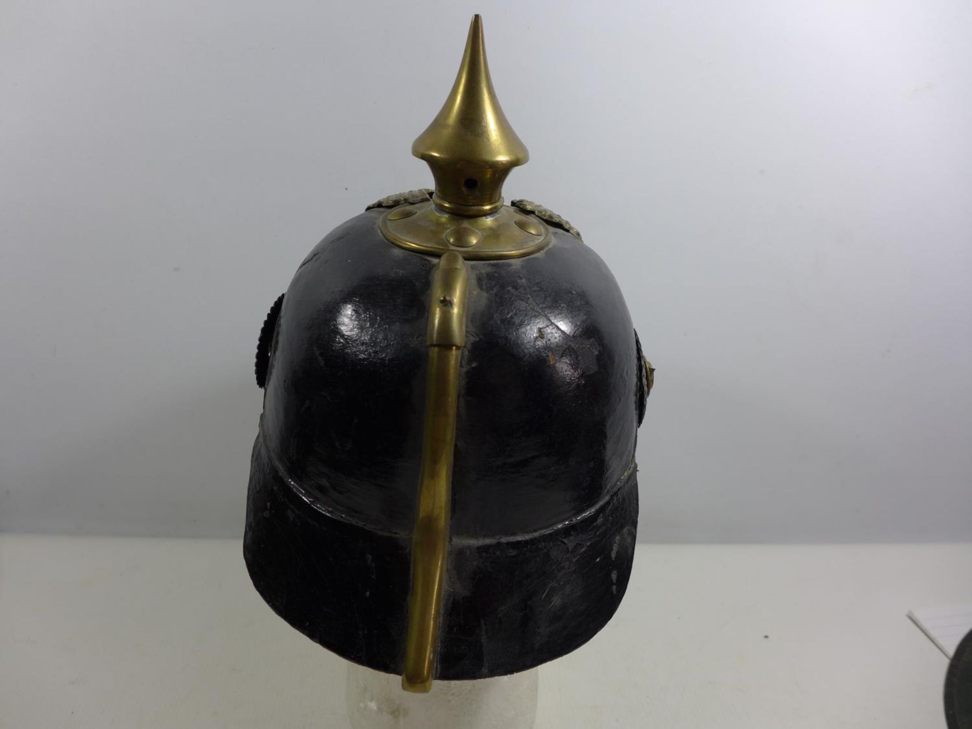 A REPLICA IMPERIAL GERMAN PICKELHAUBE LEATHER COVERED HELMET WITH LEATHER LINING - Image 3 of 4