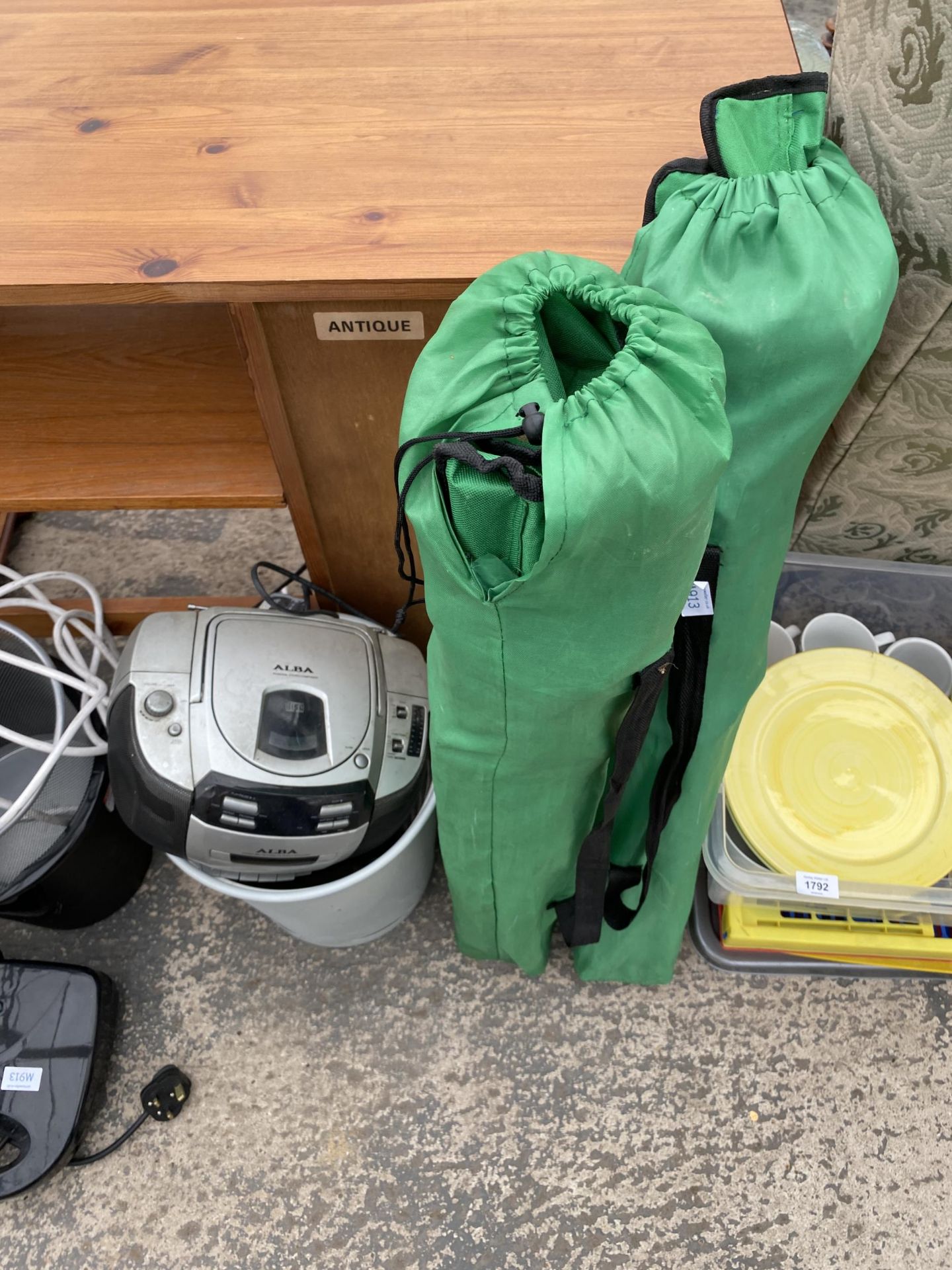 AN ASSORTMENT OF ITEMS TO INCLUDE FOLDING CAMPING CHAIRS, CERAMICS AND KITCHEN ITEMS ETC - Bild 3 aus 4