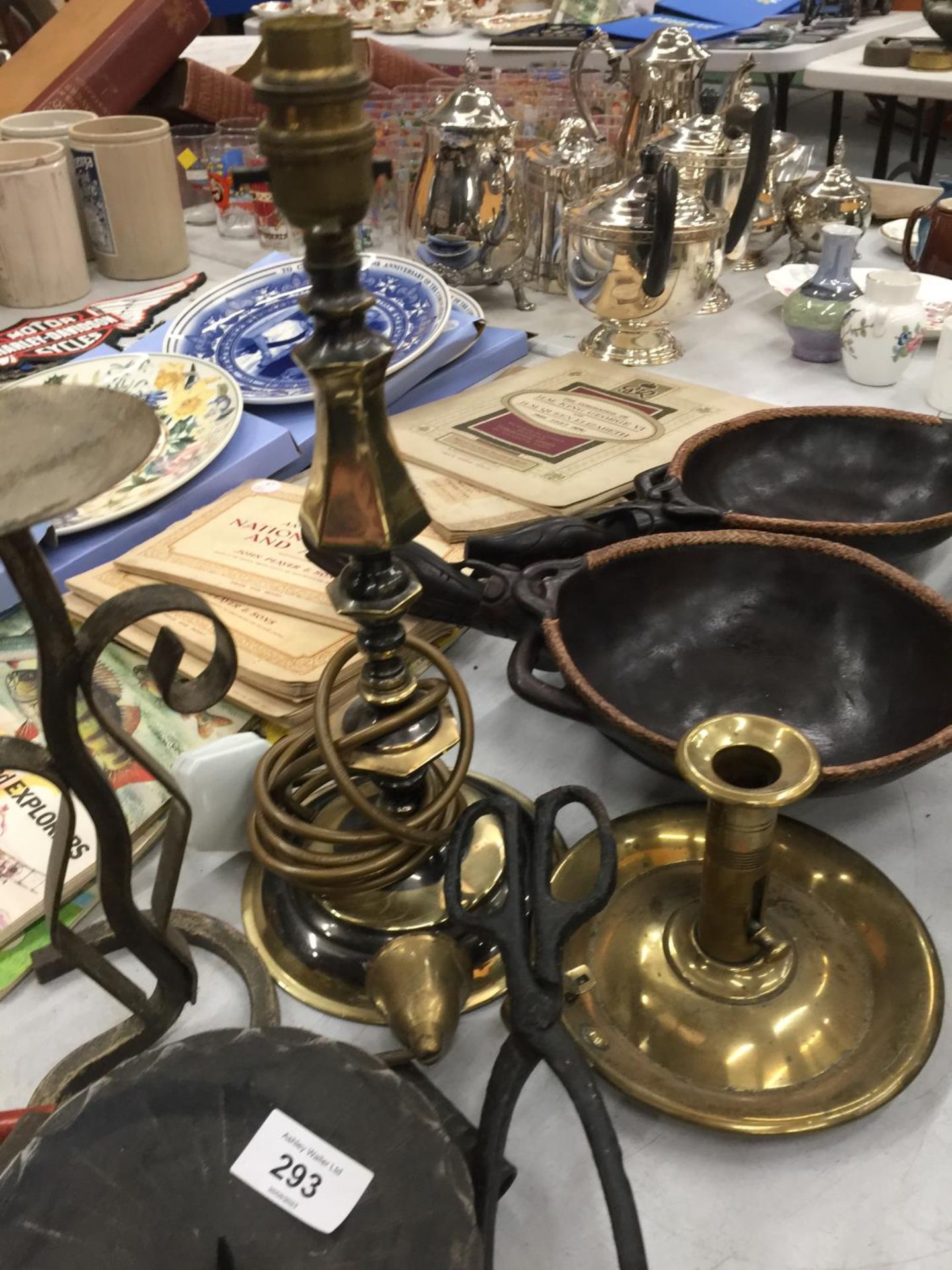 A MIXED LOT TO INCLUDE A BRASS CANDLESTICK AND TWO OTHERS, CANDLE SNUFFER, ETC., - Image 3 of 4