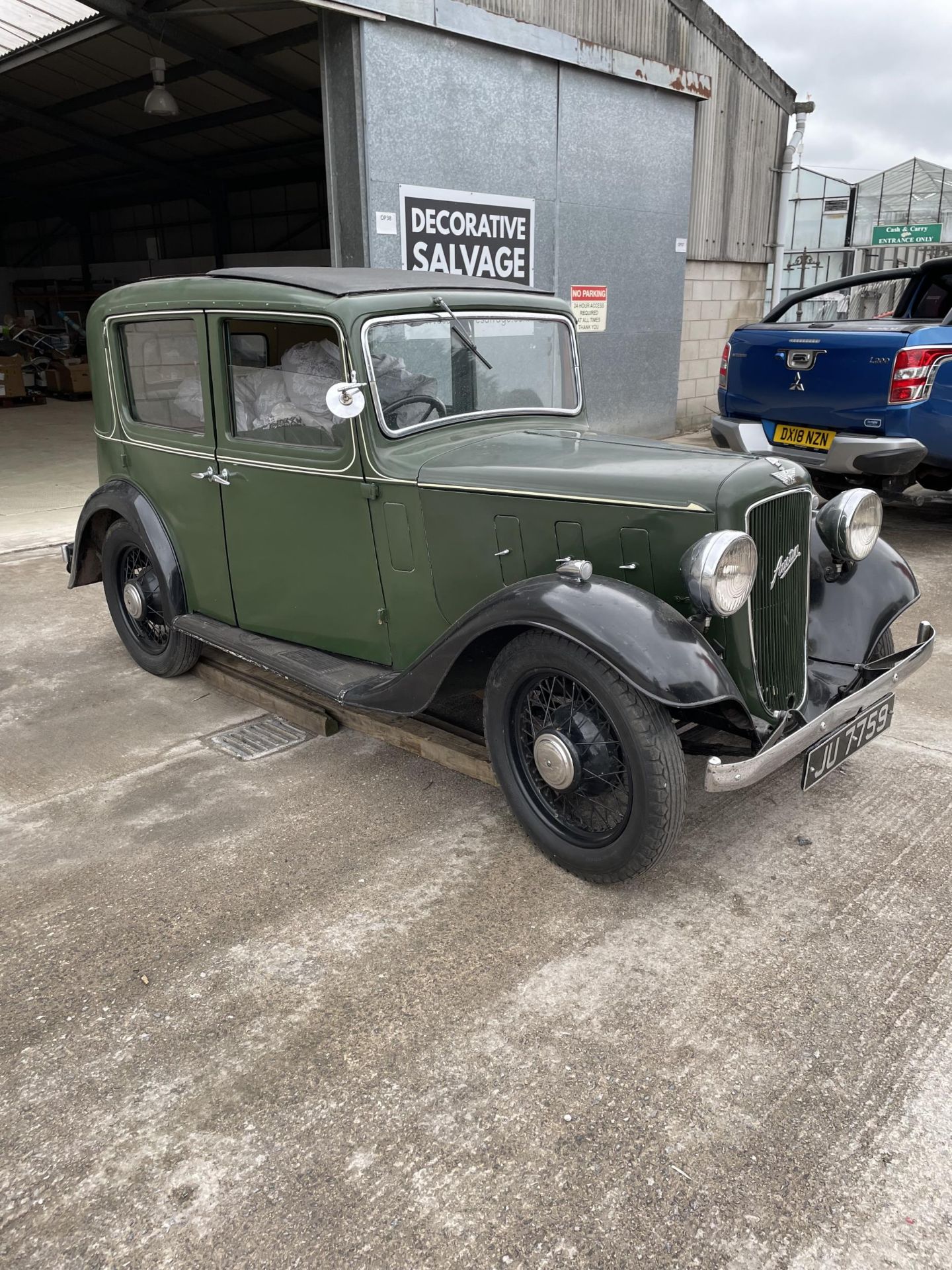 A 1935 AUSTIN 10 MOTOR CAR - REGISTRATION JU 7759, IN VERY GOOD CONDITION, STARTS AND RUNS, ON A V5C - Image 3 of 10