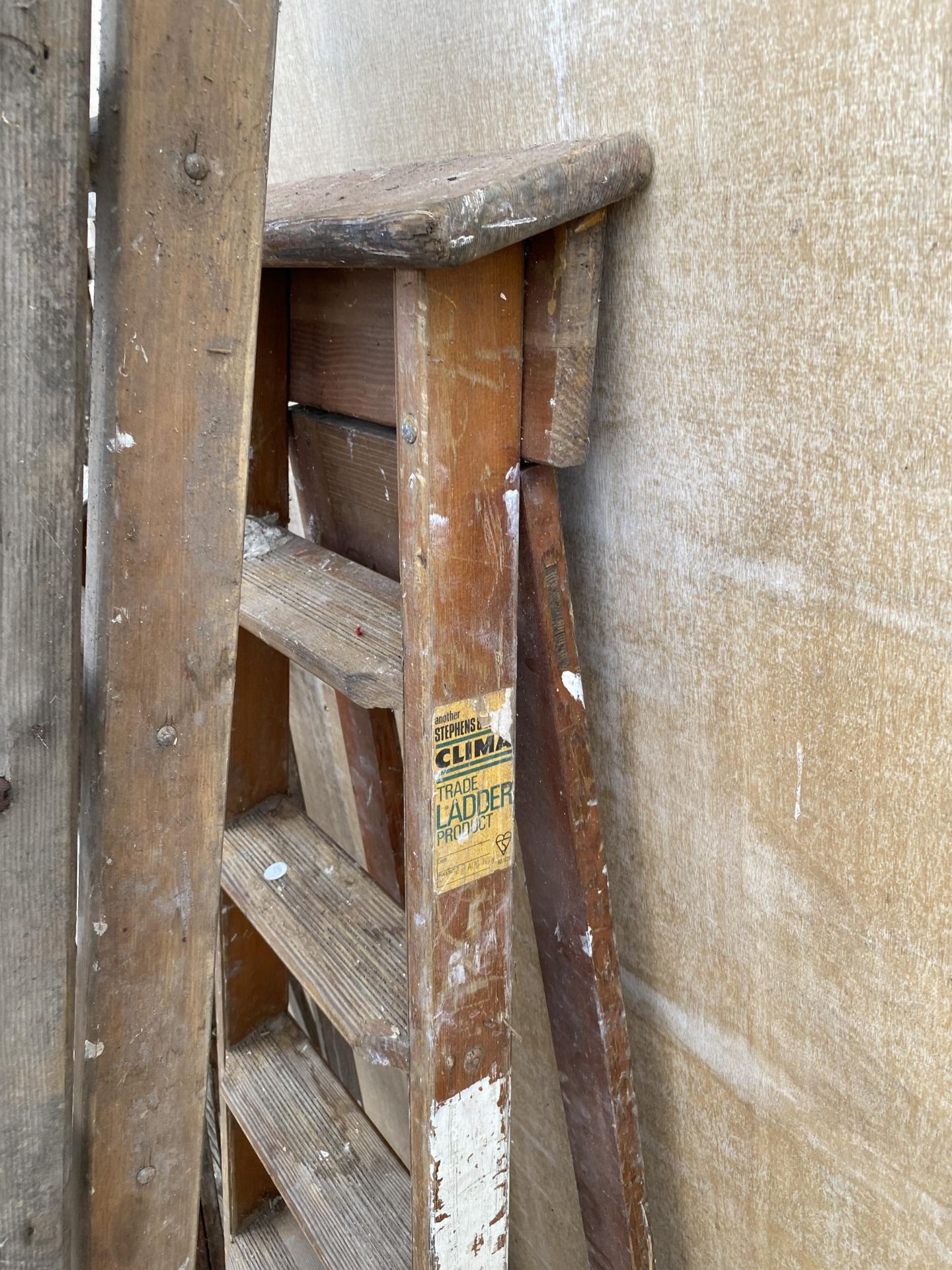 THREE VARIOUS VINTAGE WOODEN LADDERS TO INCLUDE A 7 RUNG WOODEN STEP LADDER - Image 4 of 4