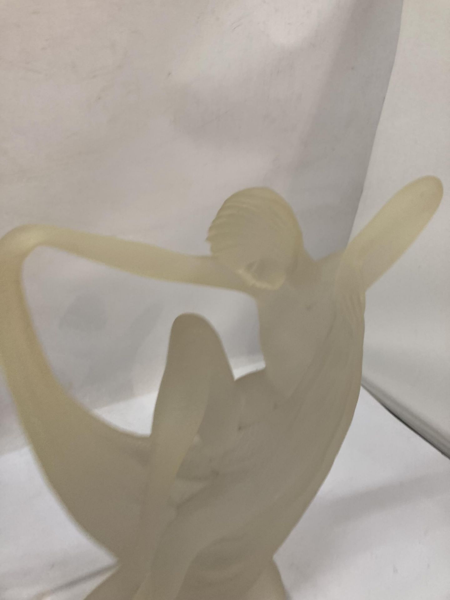 AN ART DECO FROSTED GLASS FIGURE - Image 2 of 4