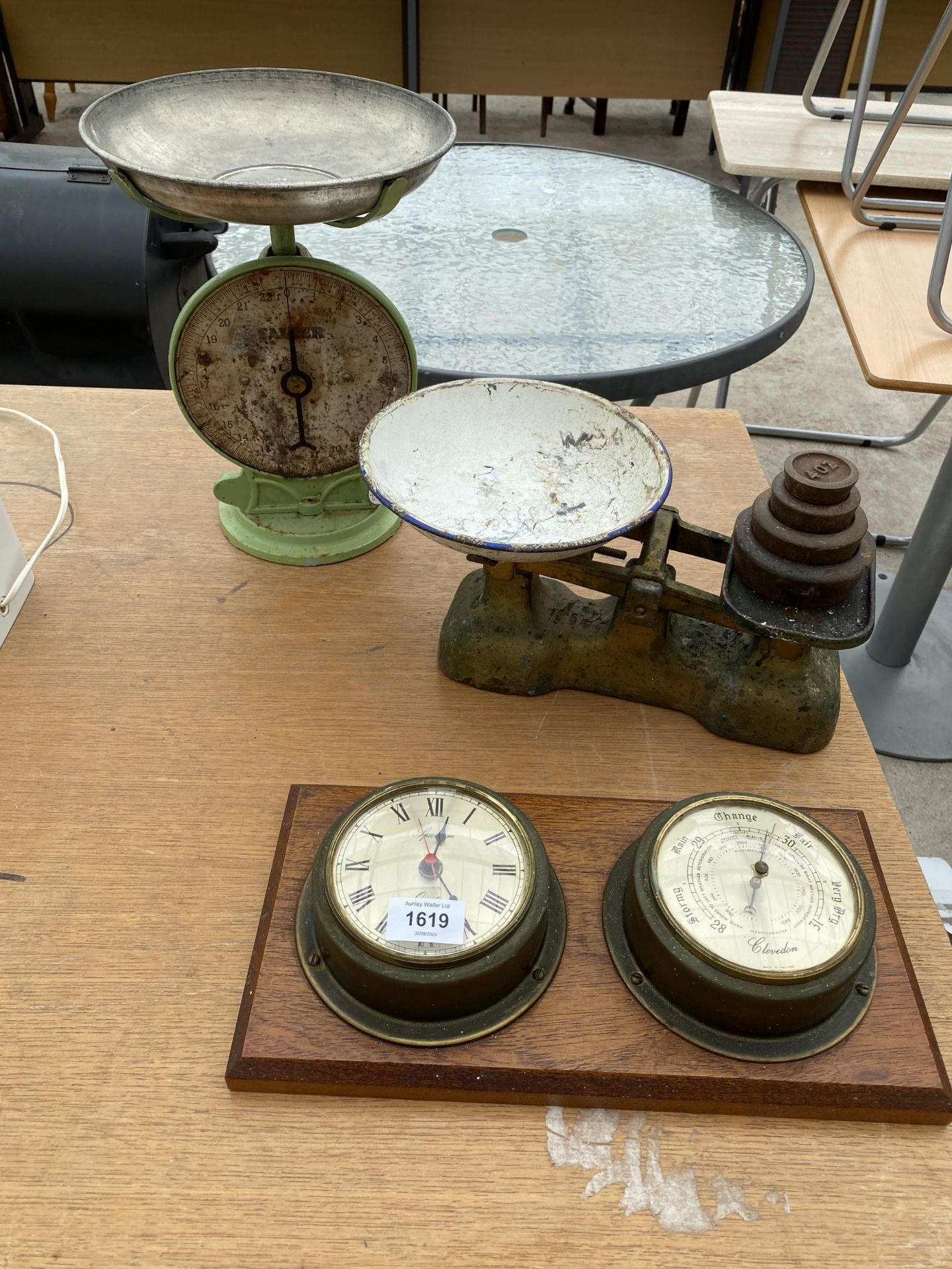 AN ASSORTMENT OF ITEMS TO INCLUDE TWO SETS OF VINTAGE SCALES AND A CLOCK