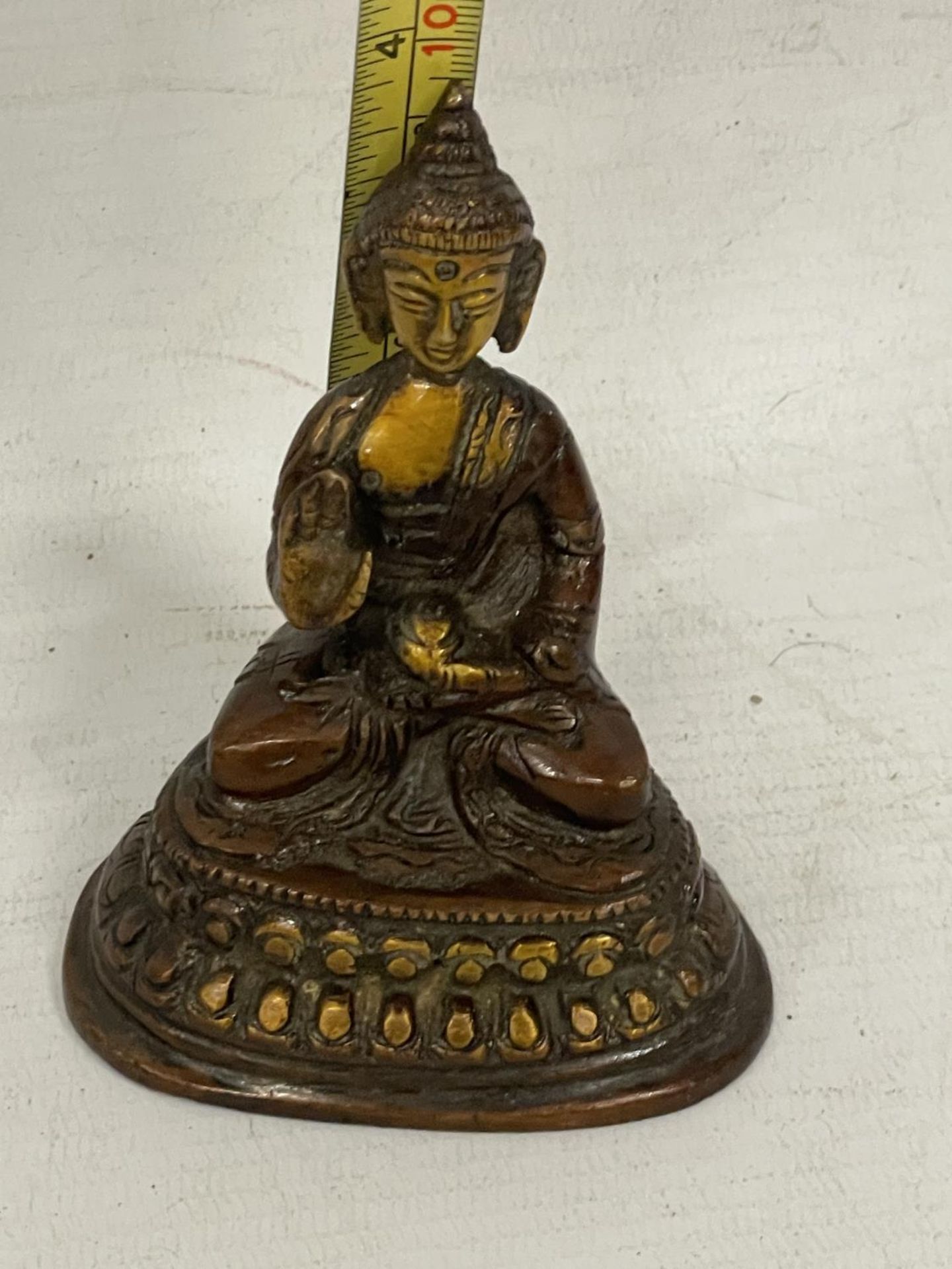 AN ORIENTAL BRONZE MODEL OF A SEATED BUDDHA - Bild 4 aus 4