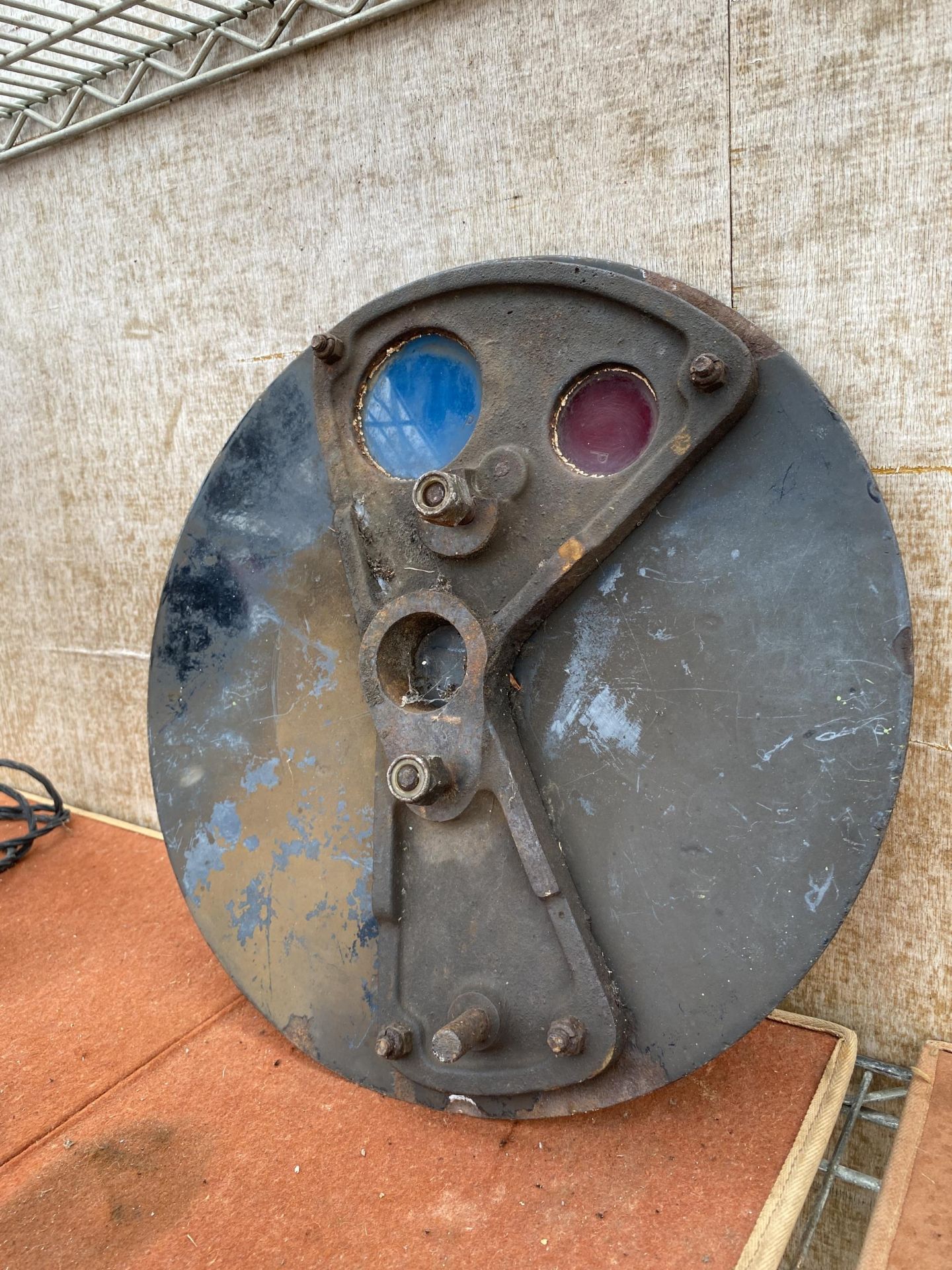 A VINTAGE CIRCULAR RAILWAY SIGNAL SIGN - Image 4 of 4