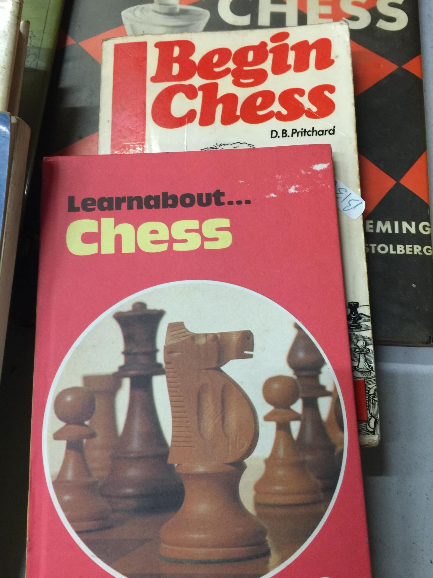 A COLLECTION OF CHESS BOOKS AND BOXED CHESS PIECES - Image 4 of 4