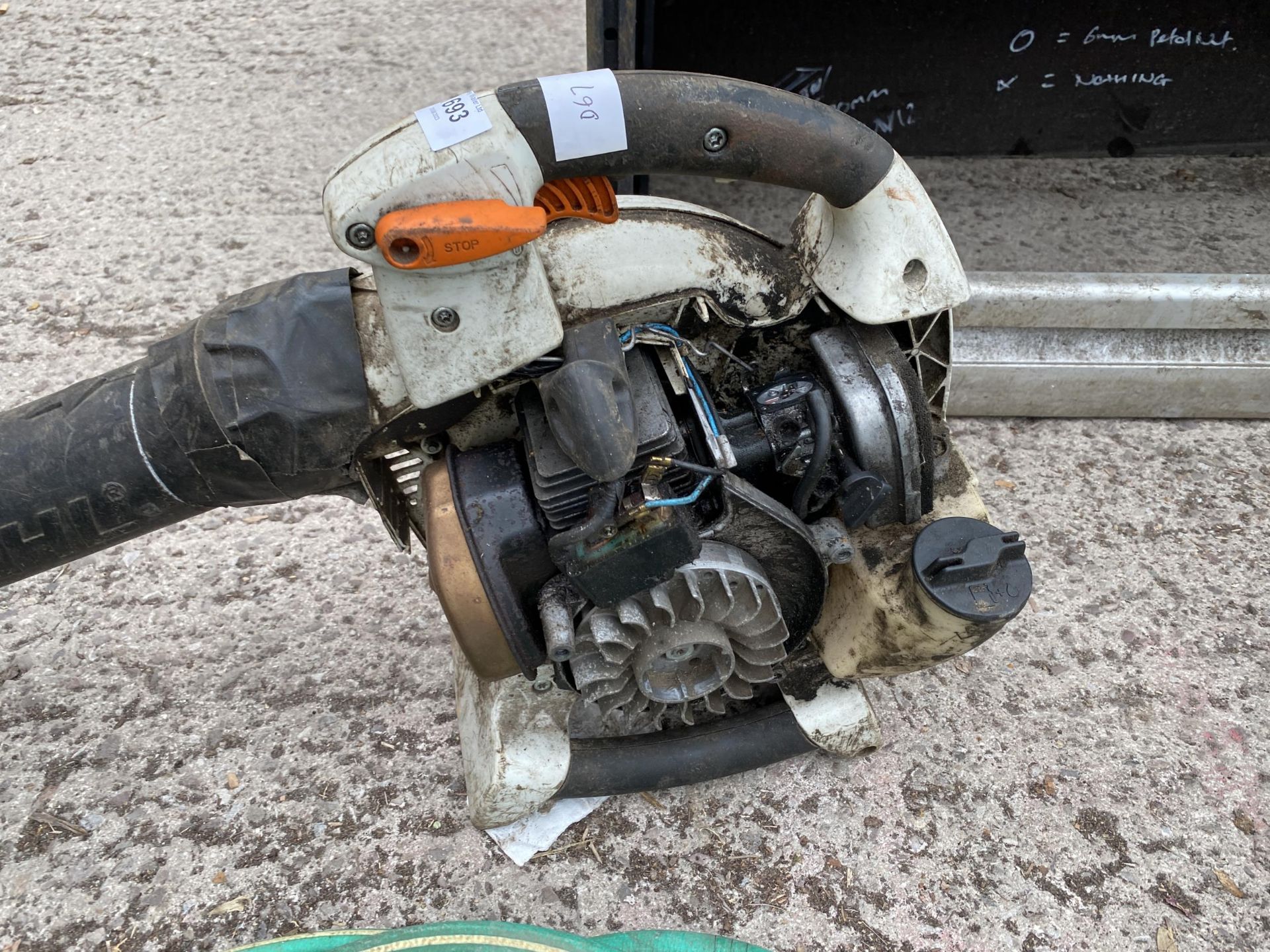 A STIHL PETROL LEAF BLOWER FOR SPARES AND REPAIRS - Image 3 of 3