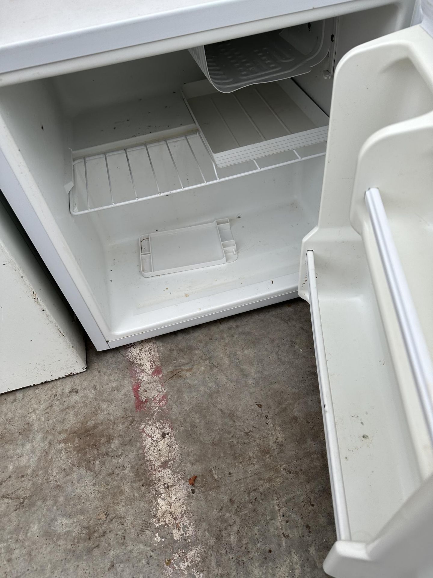 A WHITE FRIDGEMASTER COUNTERTOP FRIDGE - Bild 2 aus 2