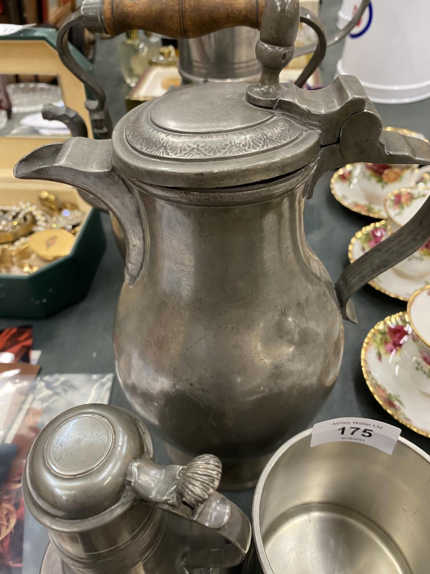 A QUANTITY OF VINTAGE PEWTER TO INCLUDE AN ARTS AND CRAFTS STYLE LARGE JUG, TEAPOT, TANKARD, ETC - 5 - Image 3 of 6