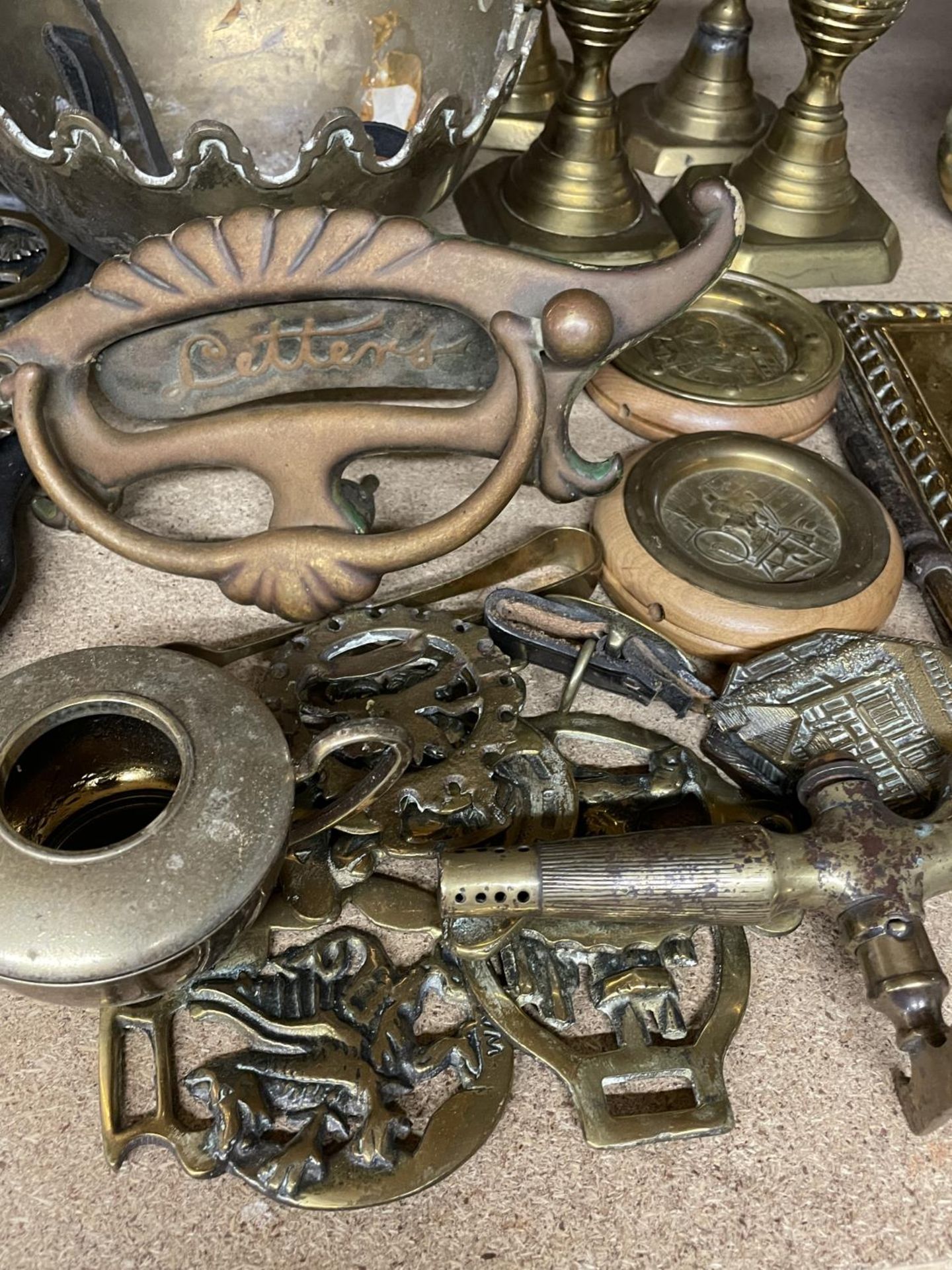 A VERY LARGE QUANTITY OF BRASS TO INCLUDE CANDLESTICKS, A PICTURE FRAME, PAN STAND, KEY RACK, ETC., - Bild 3 aus 4