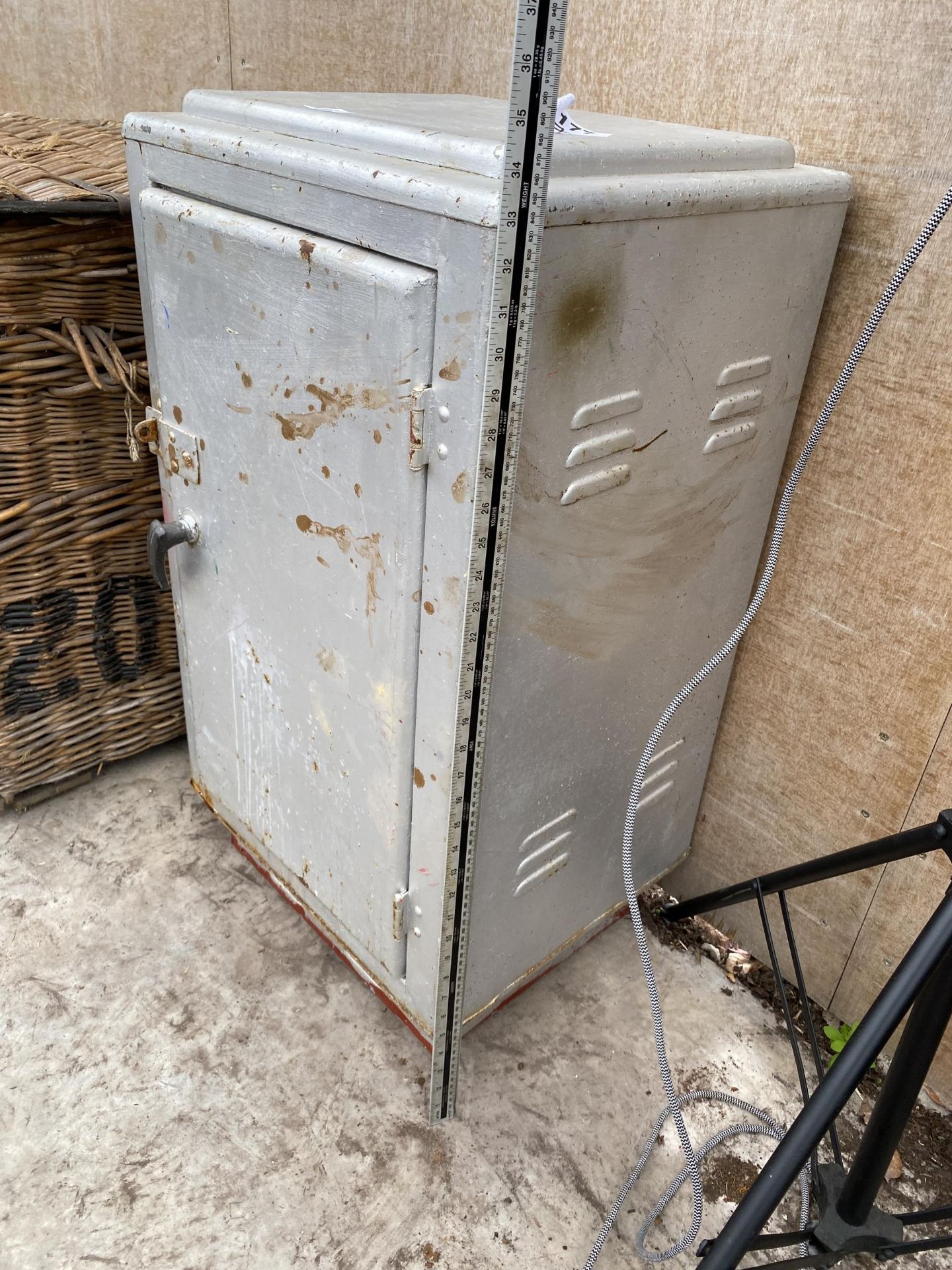 A VINTAGE STEEL STORAGE CUPBOARD - Bild 2 aus 5