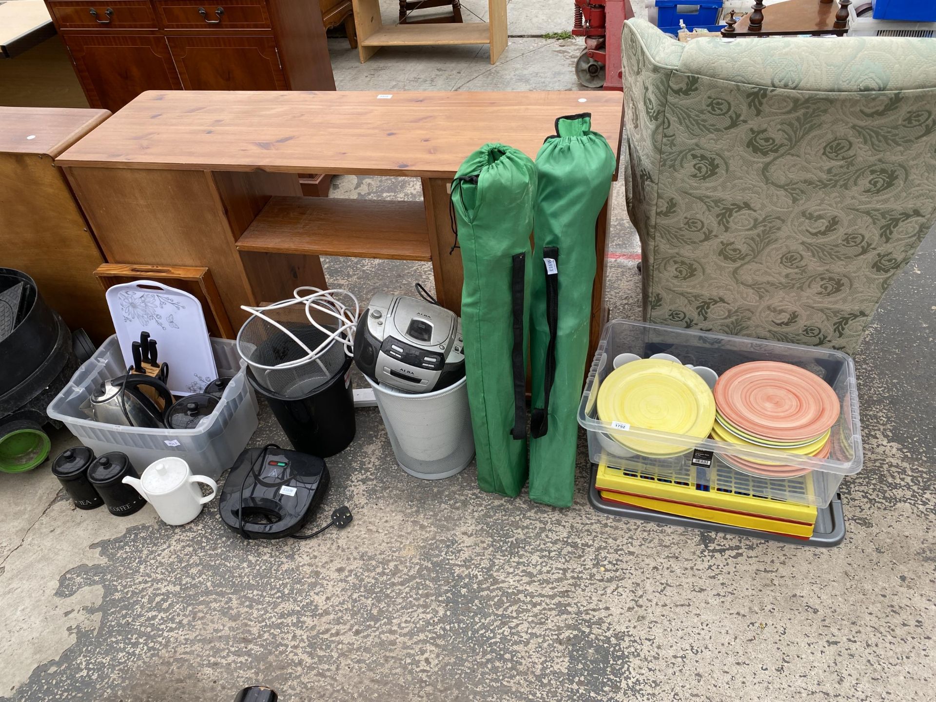 AN ASSORTMENT OF ITEMS TO INCLUDE FOLDING CAMPING CHAIRS, CERAMICS AND KITCHEN ITEMS ETC