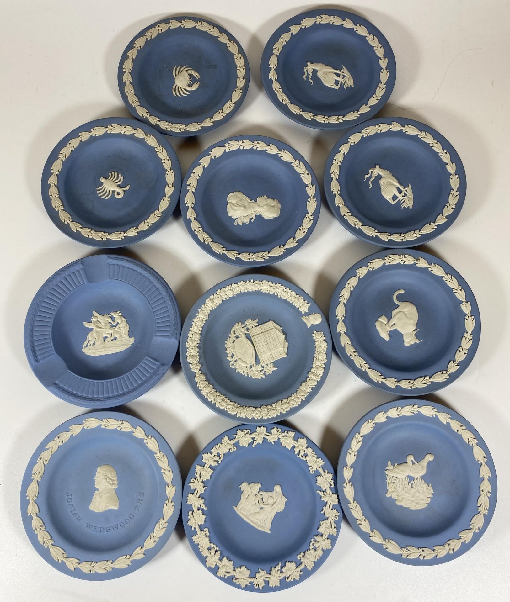 A GROUP OF ELEVEN WEDGWOOD JASPERWARE PIN DISHES / TRAYS TO INCLUDE WILDLIFE COLLECTION ETC