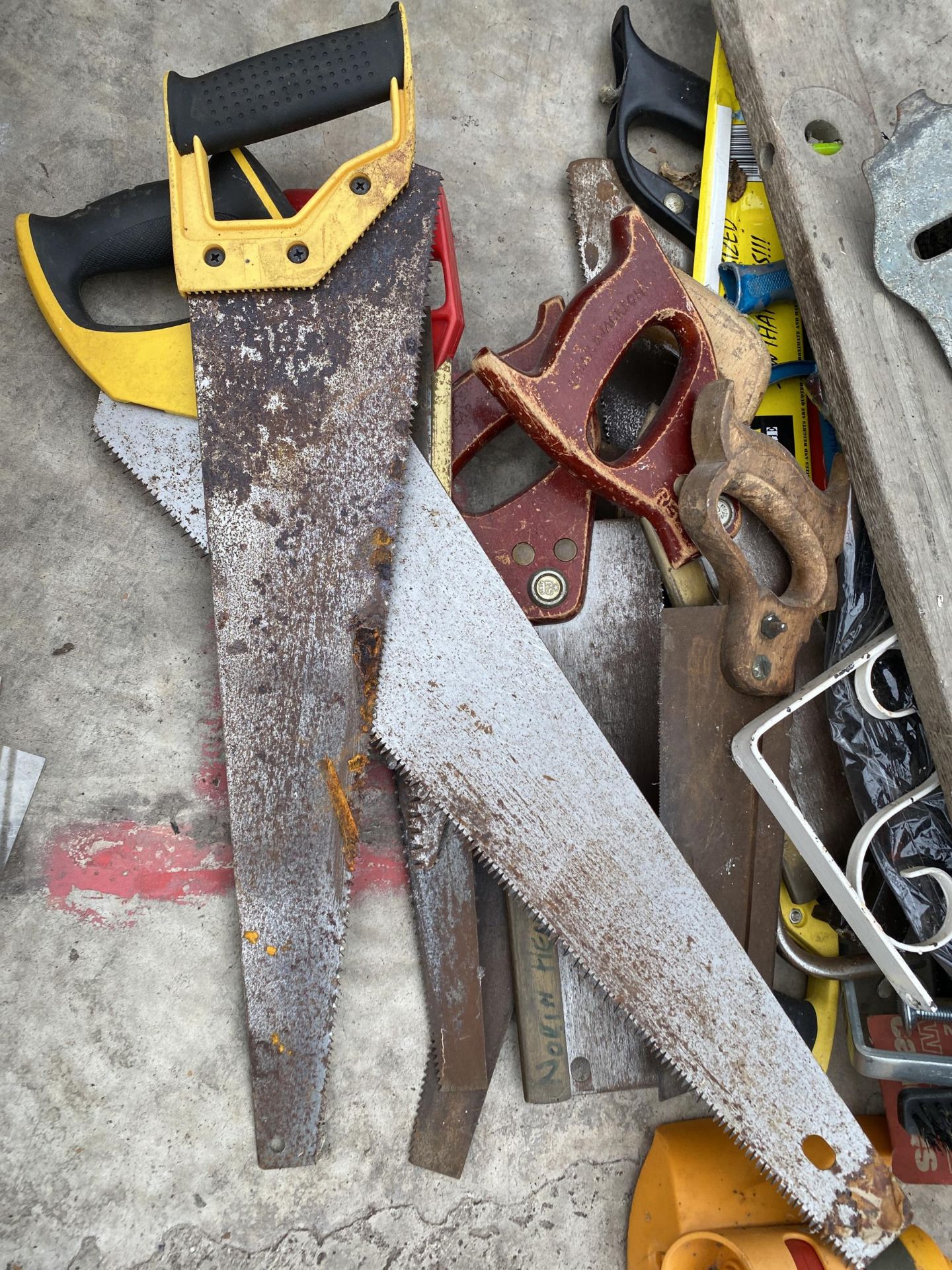 AN ASSORTMENT OF TOOLS TO INCLUDE A GATE LATCH, A GALVANISED BUCKET AND SAWS ETC - Image 2 of 3