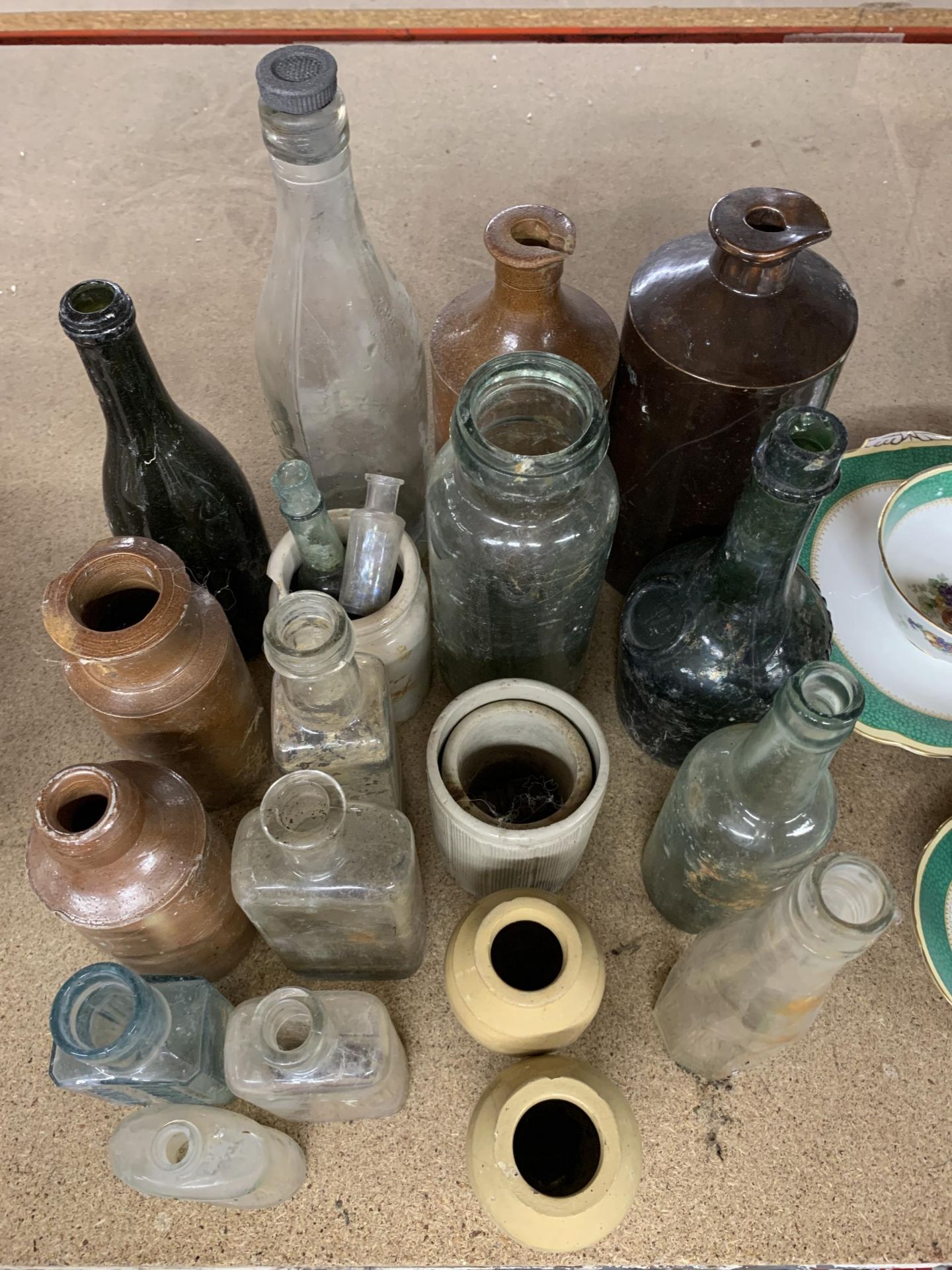A COLLECTION OF VINTAGE GLASS AND CERAMIC BOTTLES - Image 4 of 4
