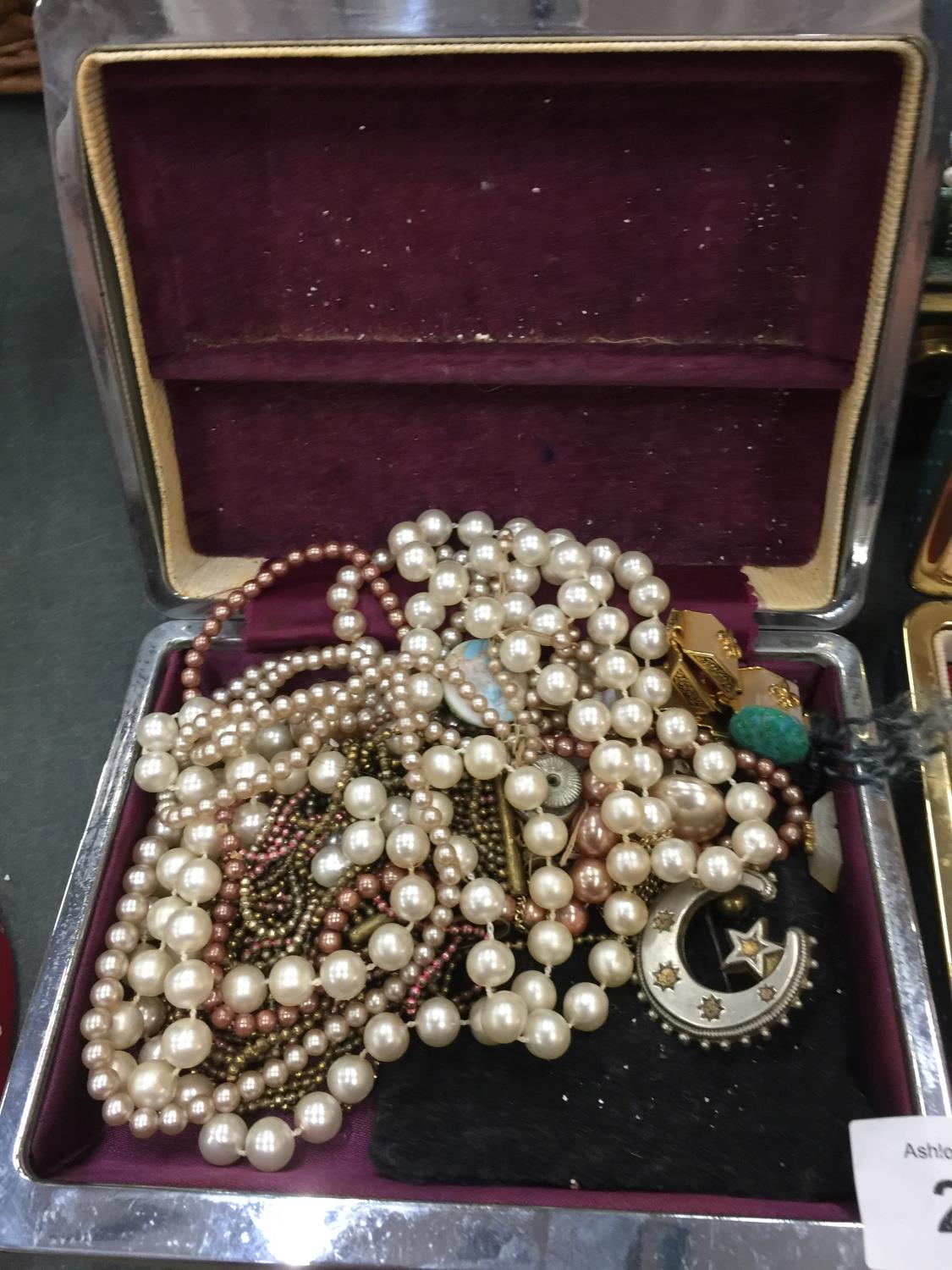 A LARGE QUANTITY OF COSTUME JEWELLERY TO INCLUDE BROOCHES, NECKLACES, EARRINGS, ETC., - Image 2 of 4