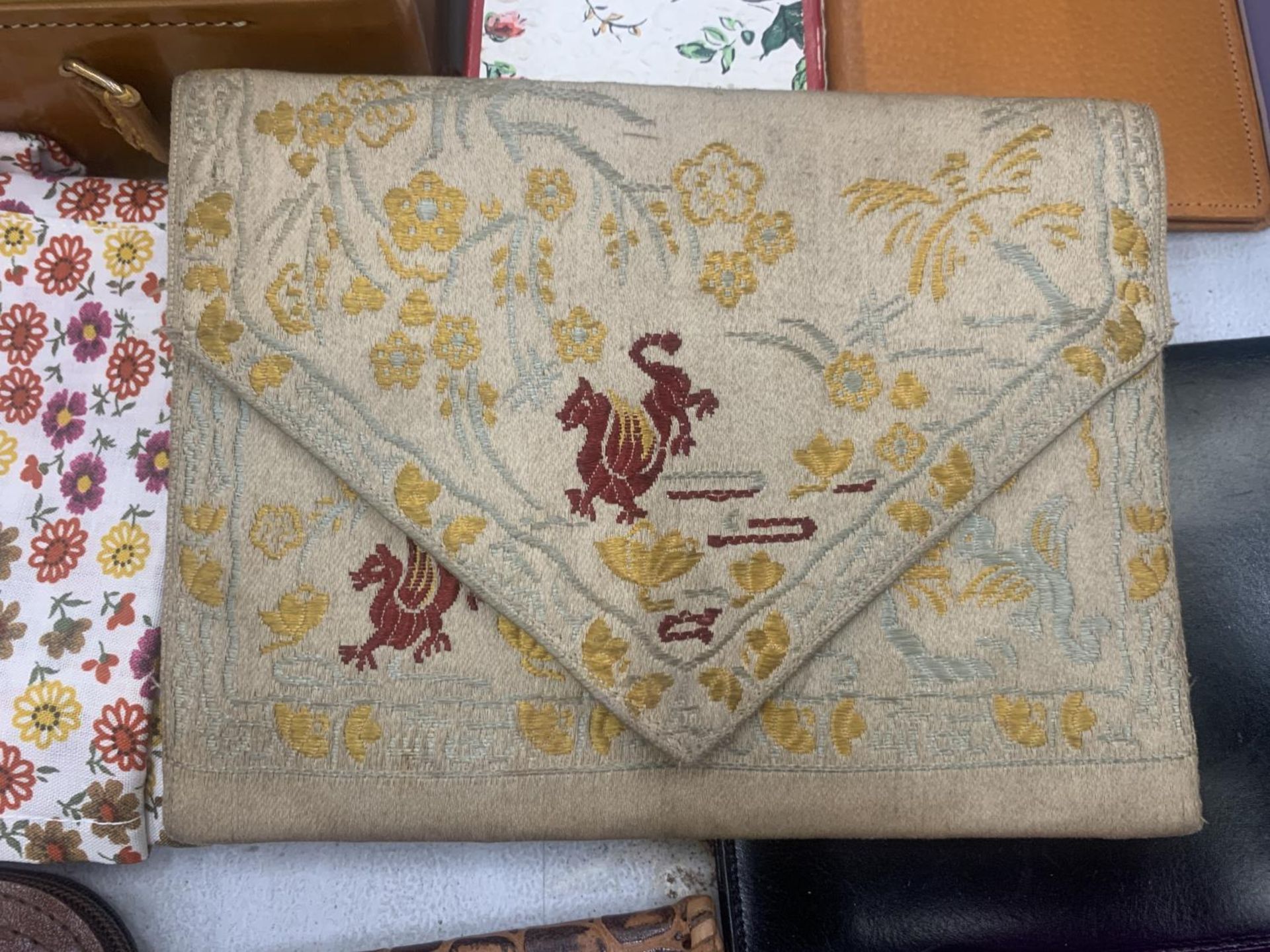 A QUANTITY OF VINTAGE PURSES, ETC TO INCLUDE A LEATHER VANITY CASE, ETC - Image 4 of 5