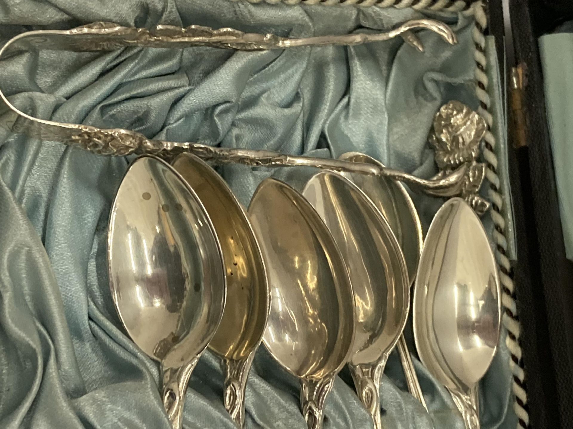 A CASED SET OF 800 GRADE CONTINENTAL SILVER TEASPOONS WITH MATCHING TONGS AND STICKS WITH FLORAL - Image 2 of 7