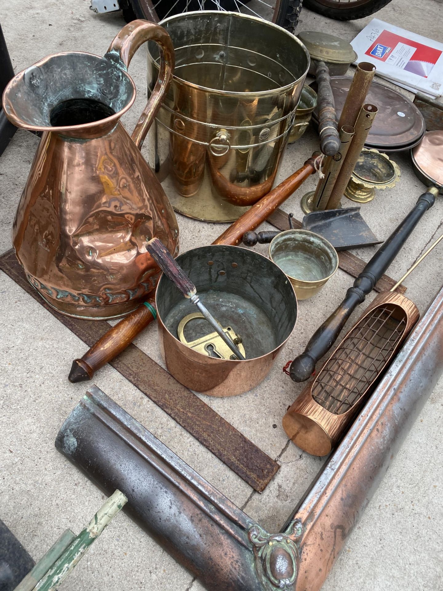AN ASSORTMENT OF VINTAGE BRASS AND COPPER ITEMS TO INCLUDE, JUGS, BED WARMING PANS AND A FIRE FENDER - Image 2 of 3