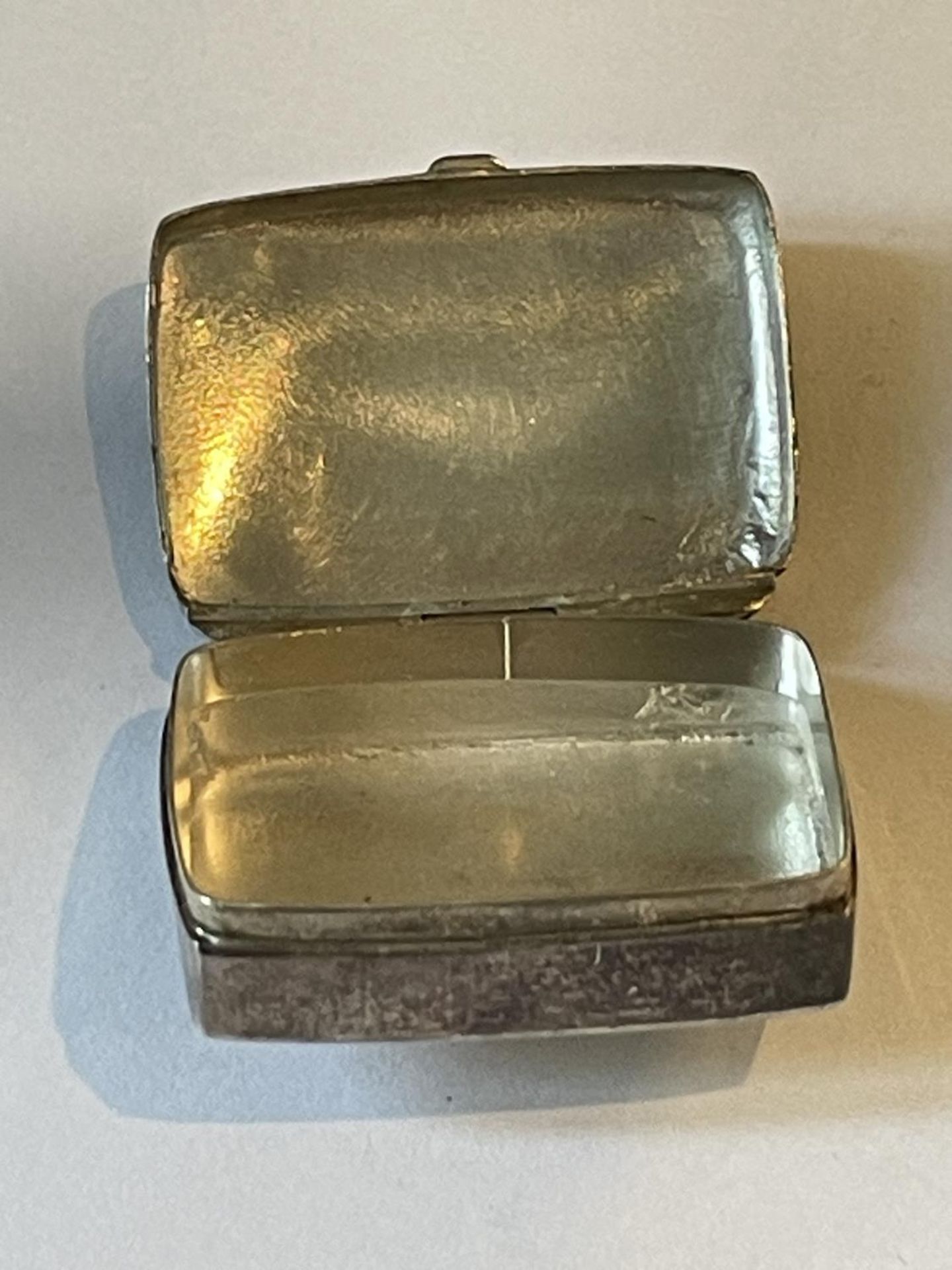 A SILVER PILL BOX - Image 2 of 3