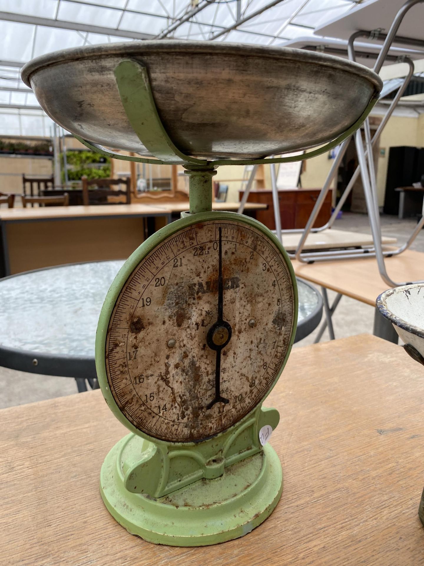 AN ASSORTMENT OF ITEMS TO INCLUDE TWO SETS OF VINTAGE SCALES AND A CLOCK - Image 3 of 3