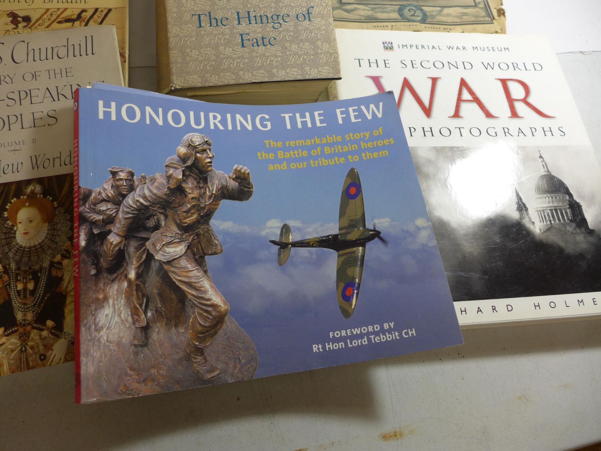 A COLLECTION OF BOOKS TO INCLUDE WINSTON CHURCHILL'S WORLD WAR II VOLUMES II AND IV, THE DEATHLESS - Bild 4 aus 5