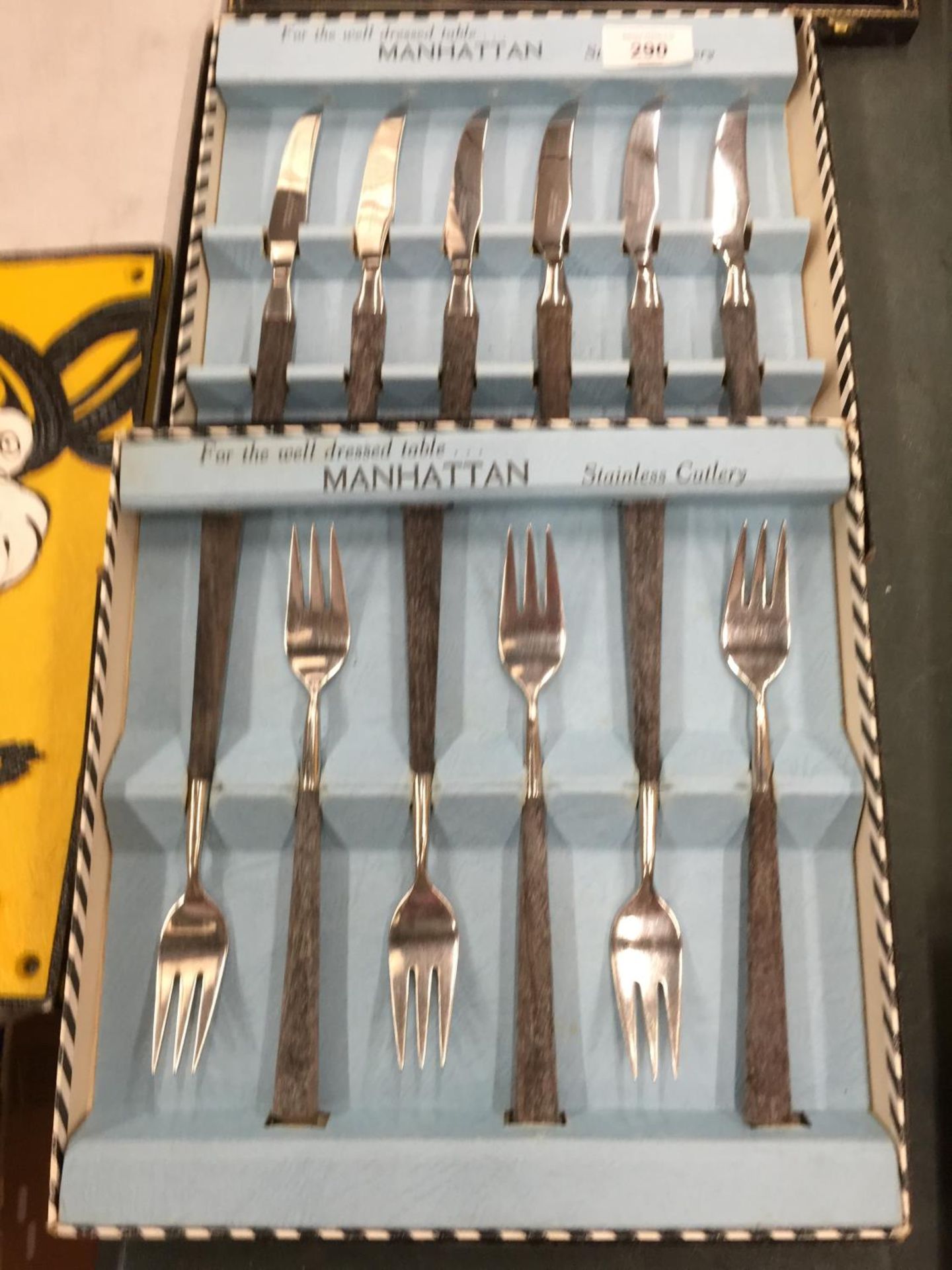 A QUANTITY OF BOXED MANHATTAN STAINLESS CUTLERY TOGETHER WITH A MY LADY SHEFFIELD CAKE SET - Bild 2 aus 3