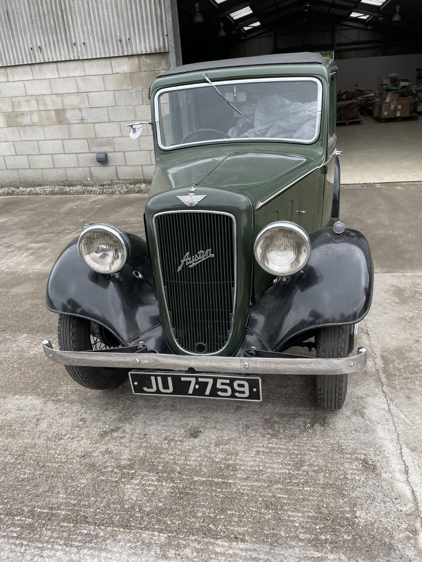 A 1935 AUSTIN 10 MOTOR CAR - REGISTRATION JU 7759, IN VERY GOOD CONDITION, STARTS AND RUNS, ON A V5C - Image 2 of 10