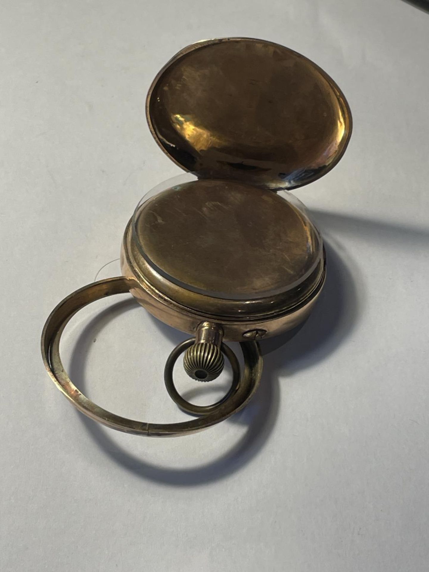 A 9CT GOLD OPEN FACED POCKET WATCH WITH LEVER ESCAPEMENT AND A ROMAN NUMERAL FACE, A/F GROSS - Image 3 of 3