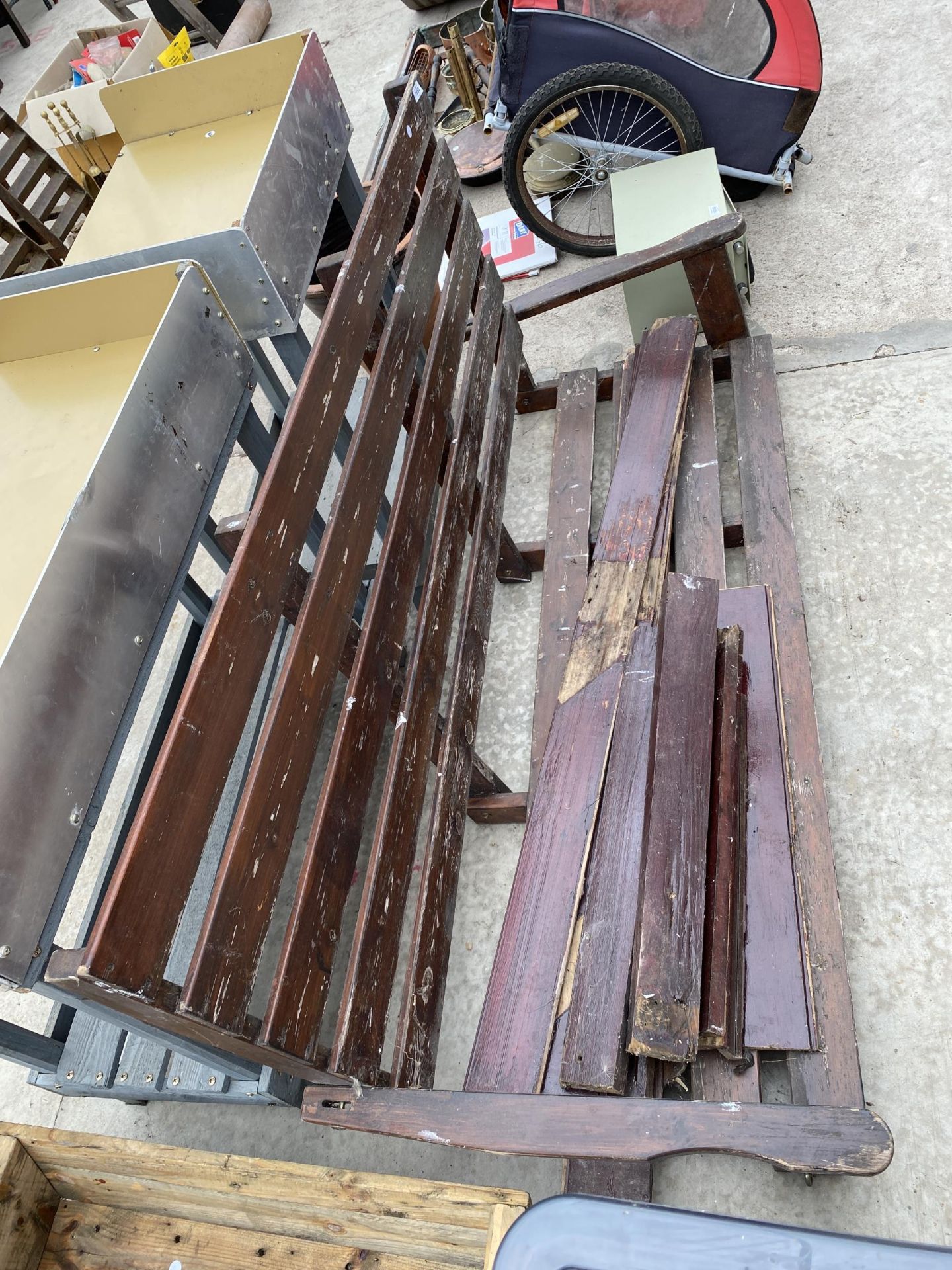 A WOODEN SLATTED GARDEN BENCH FOR RESTORATION - Bild 2 aus 2