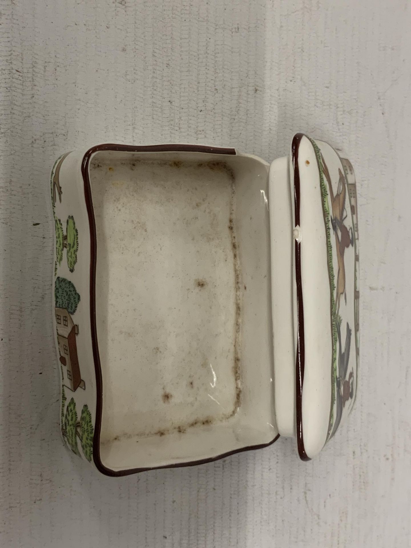 TWO CROWN STAFFORDSHIRE BONE CHINA HUNTING SCENE ITEMS - LIDDED TRINKET BOX AND TRAY - Image 2 of 4